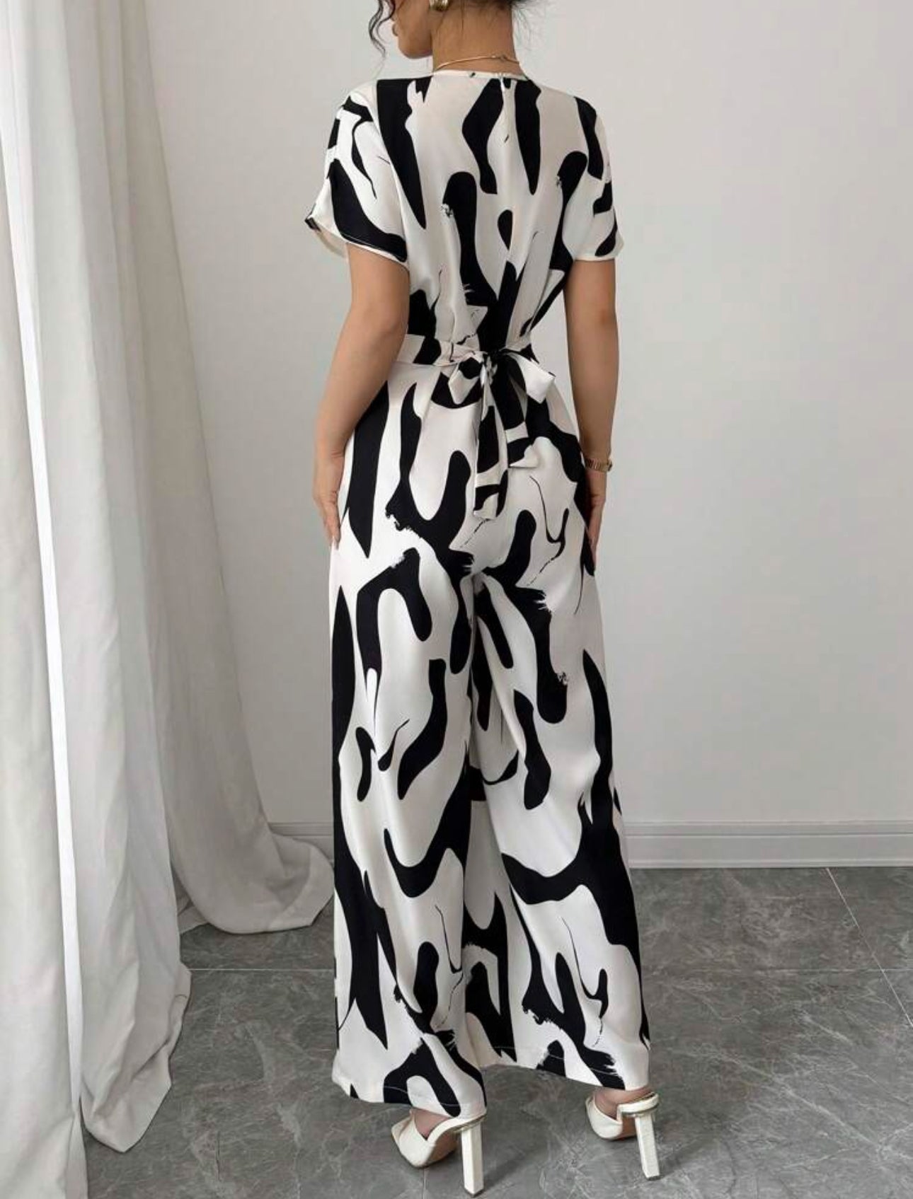 Jumpsuit beige con negro cuello V mangas raglán