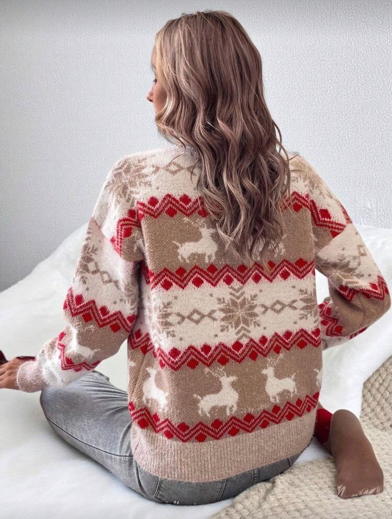 Suéter de manga larga beige con decoración roja