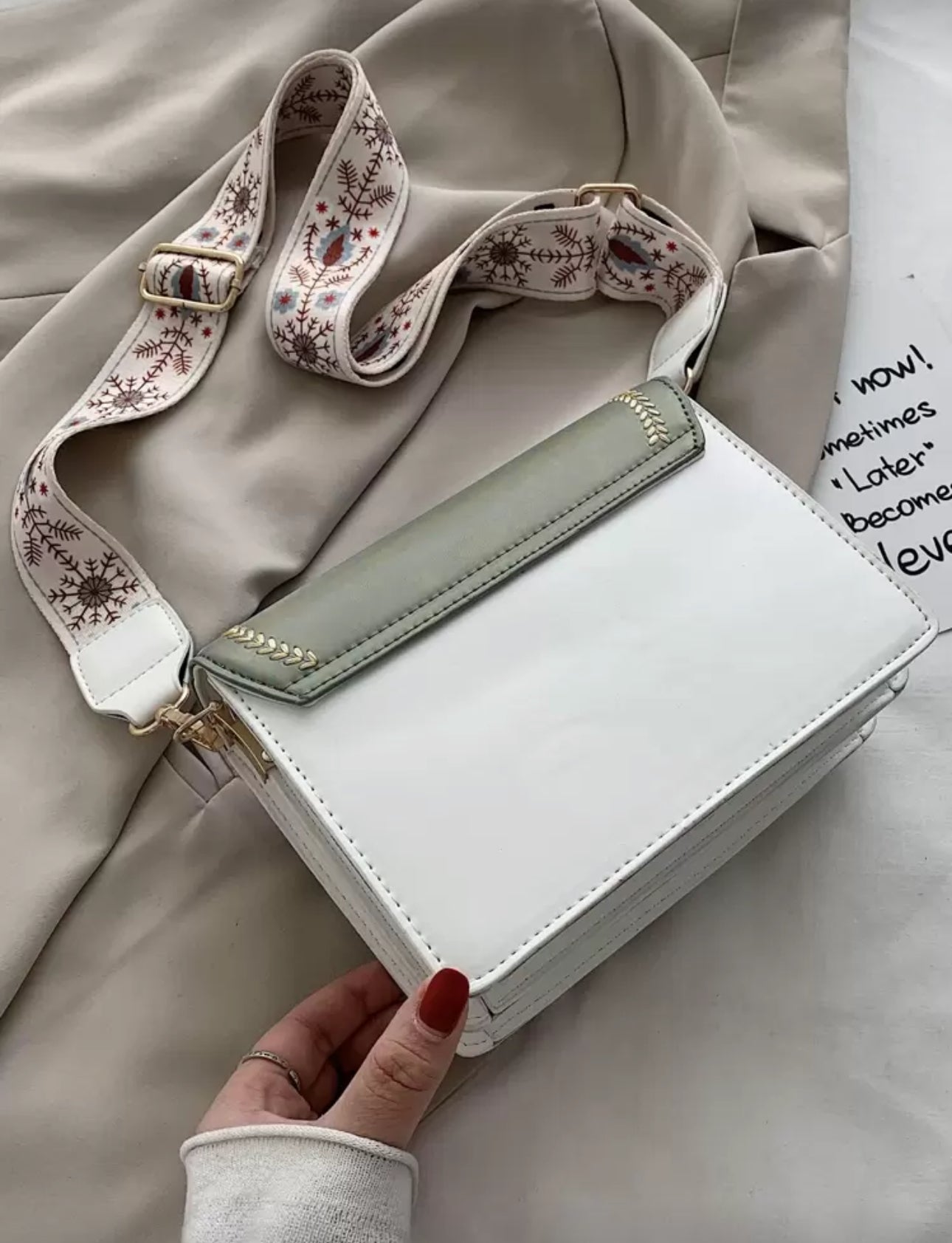 Cartera verde olivo, blanca y café clara