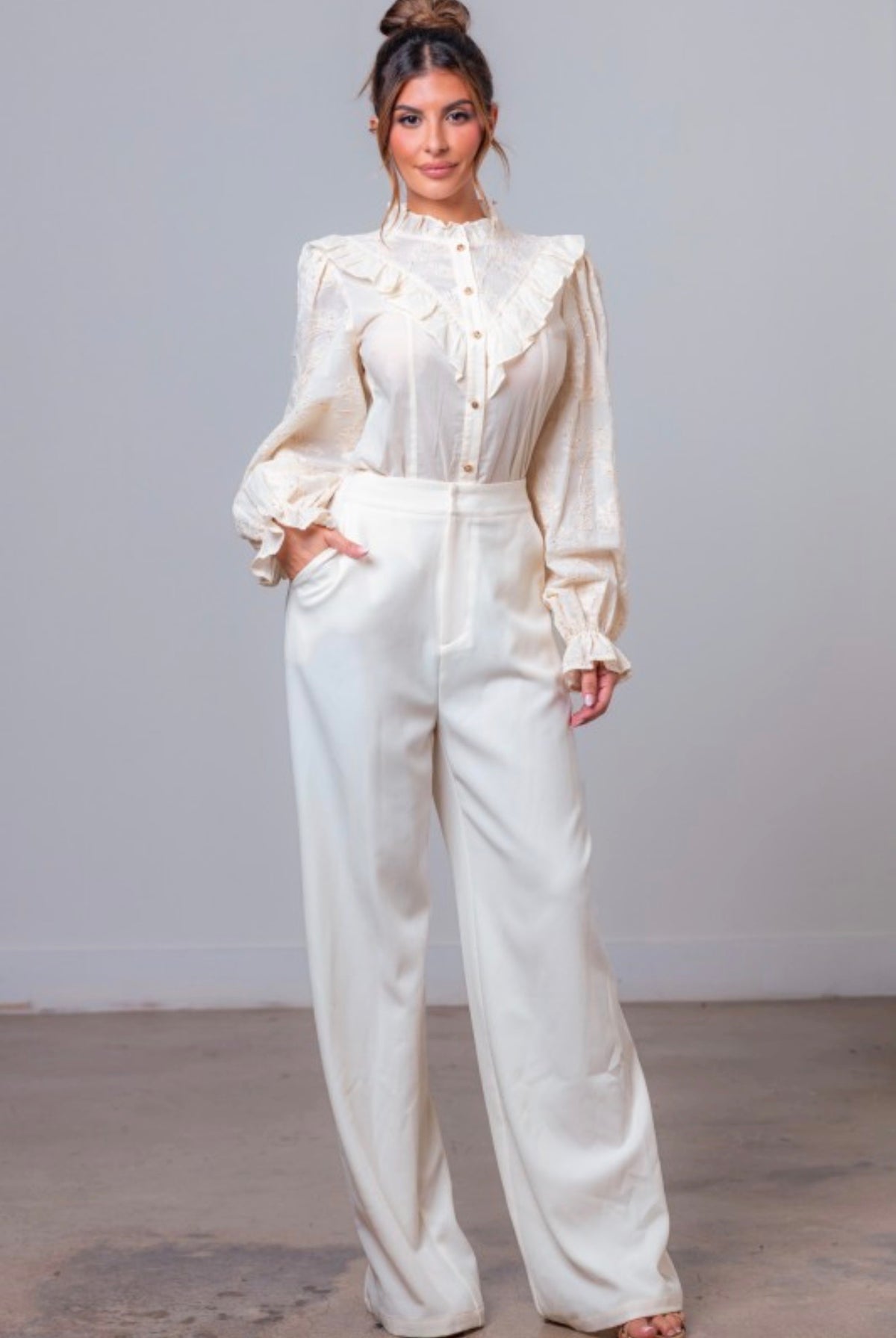 Conjunto beige: blusa formal y pantalón