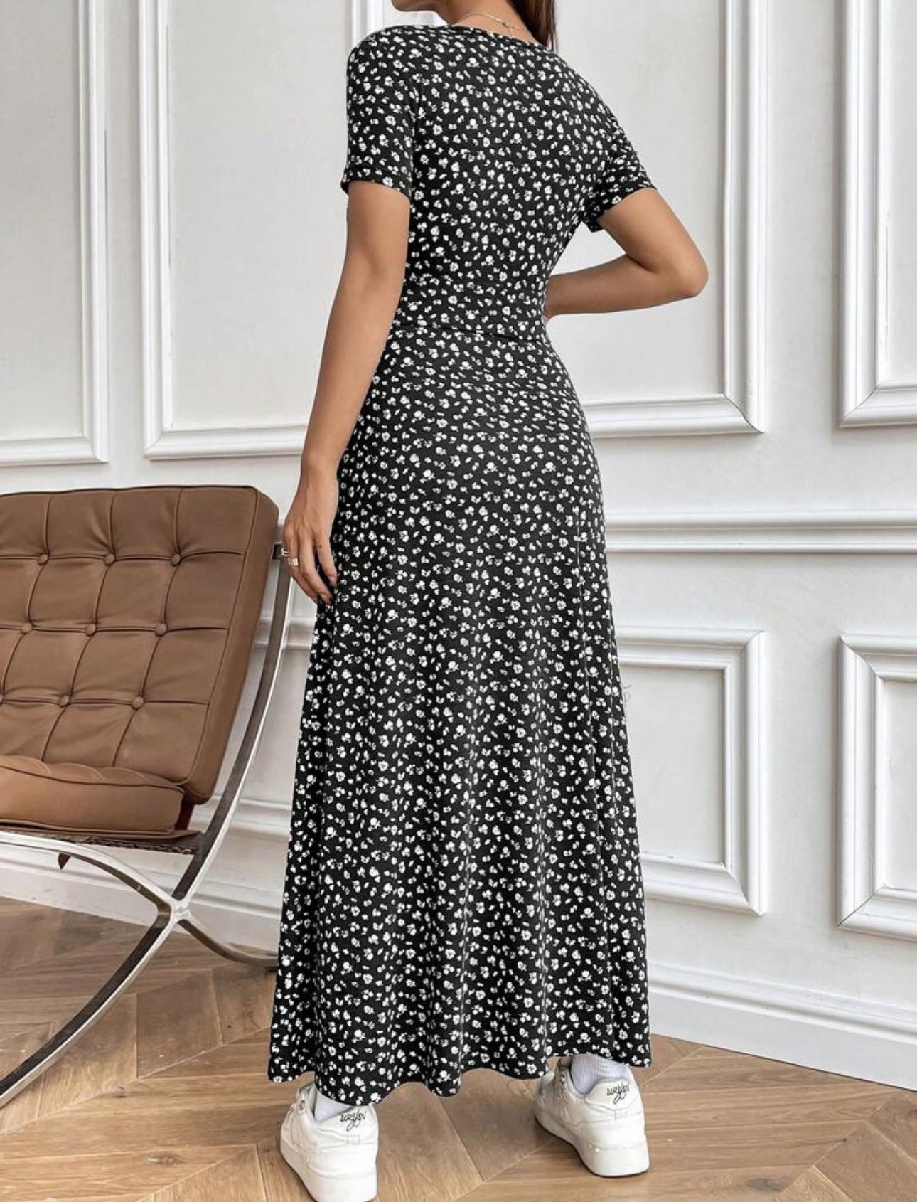 Vestido negro cuello V manga corta estampado floral
