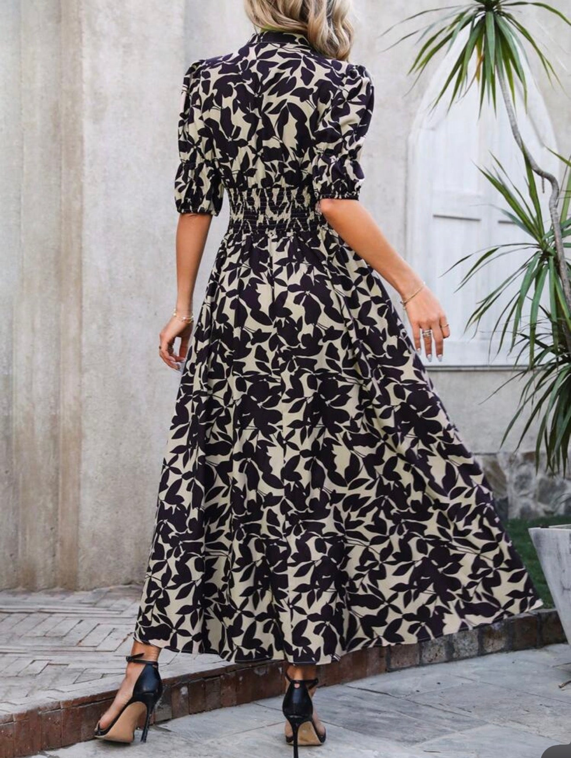 Vestido beige y negro floreado