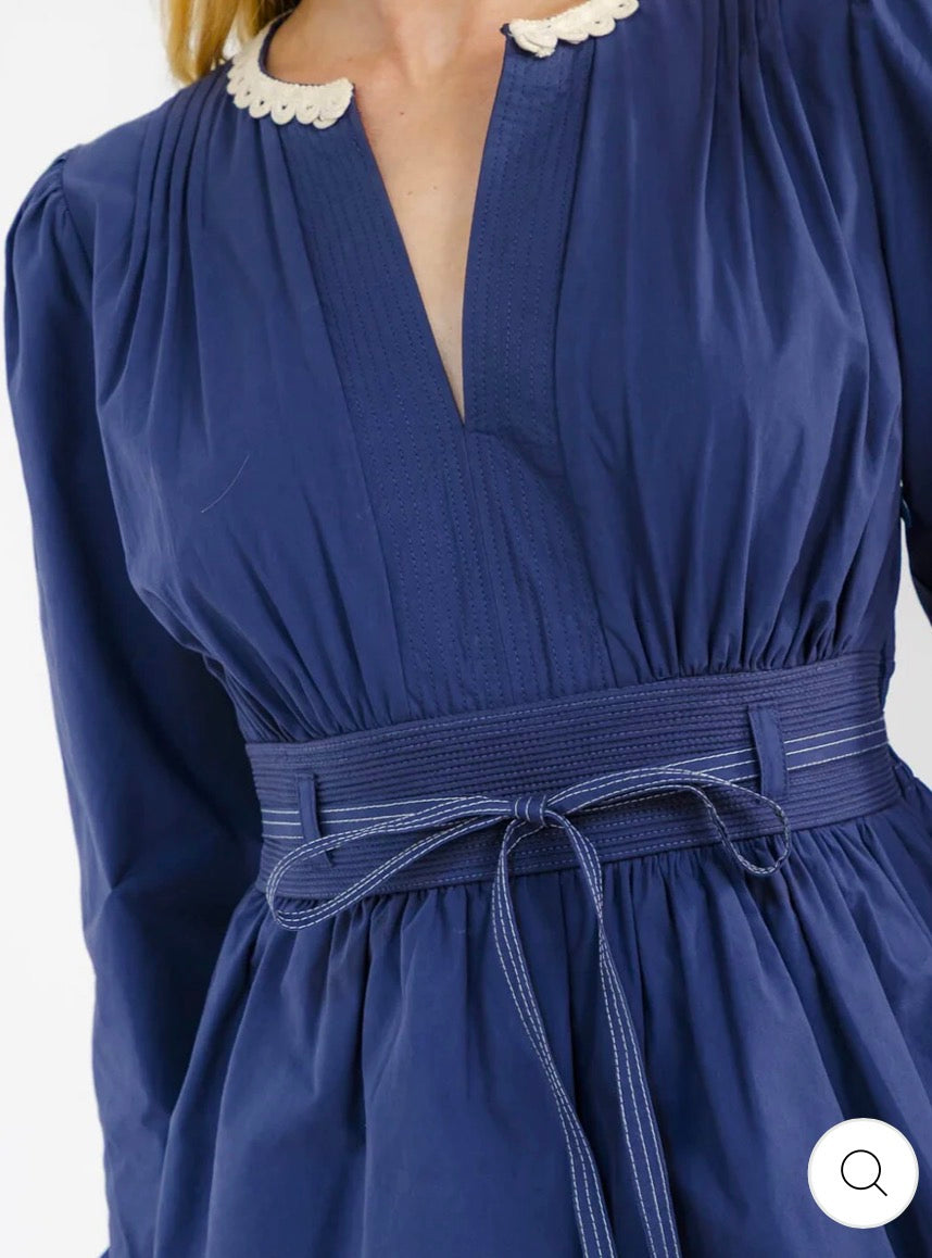 Vestido azul maxi para mujer de manga larga con escote en V, volantes y diseño en capas.