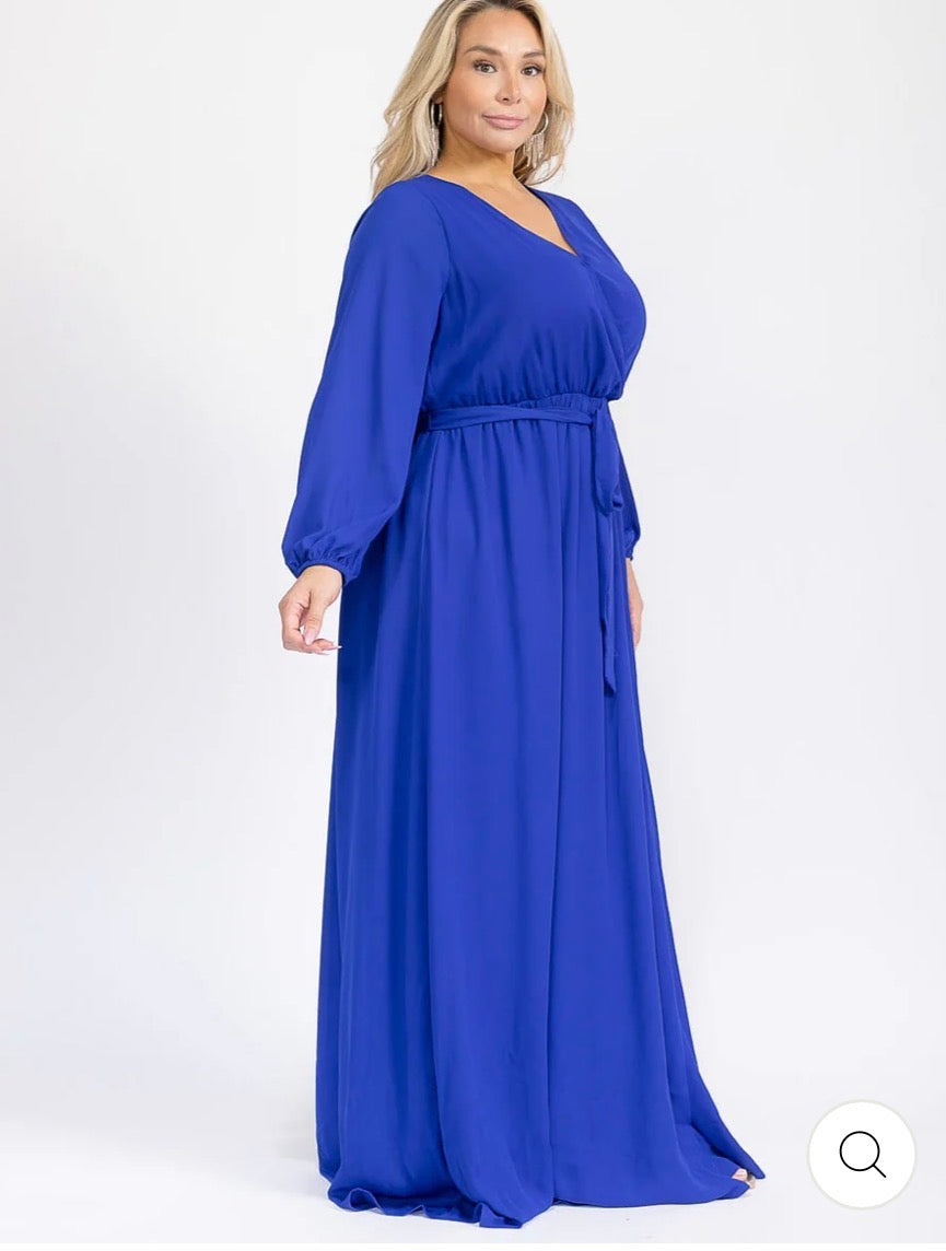 Vestido azul maxi tipo gown plus size de manga larga con escote cruzado (surplice) y lazo ajustable.