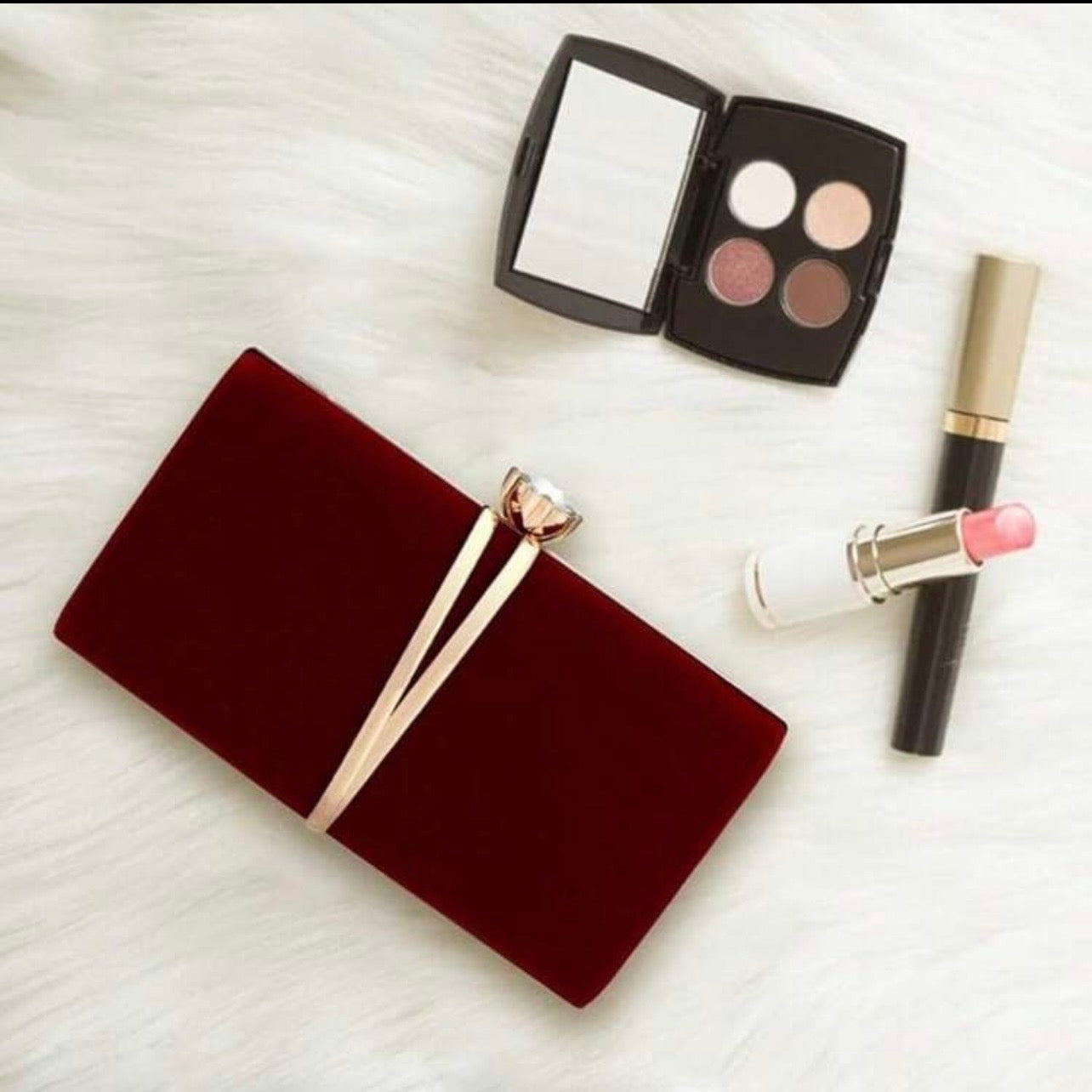 Cartera tipo clutch de terciopelo y cadena desmontable