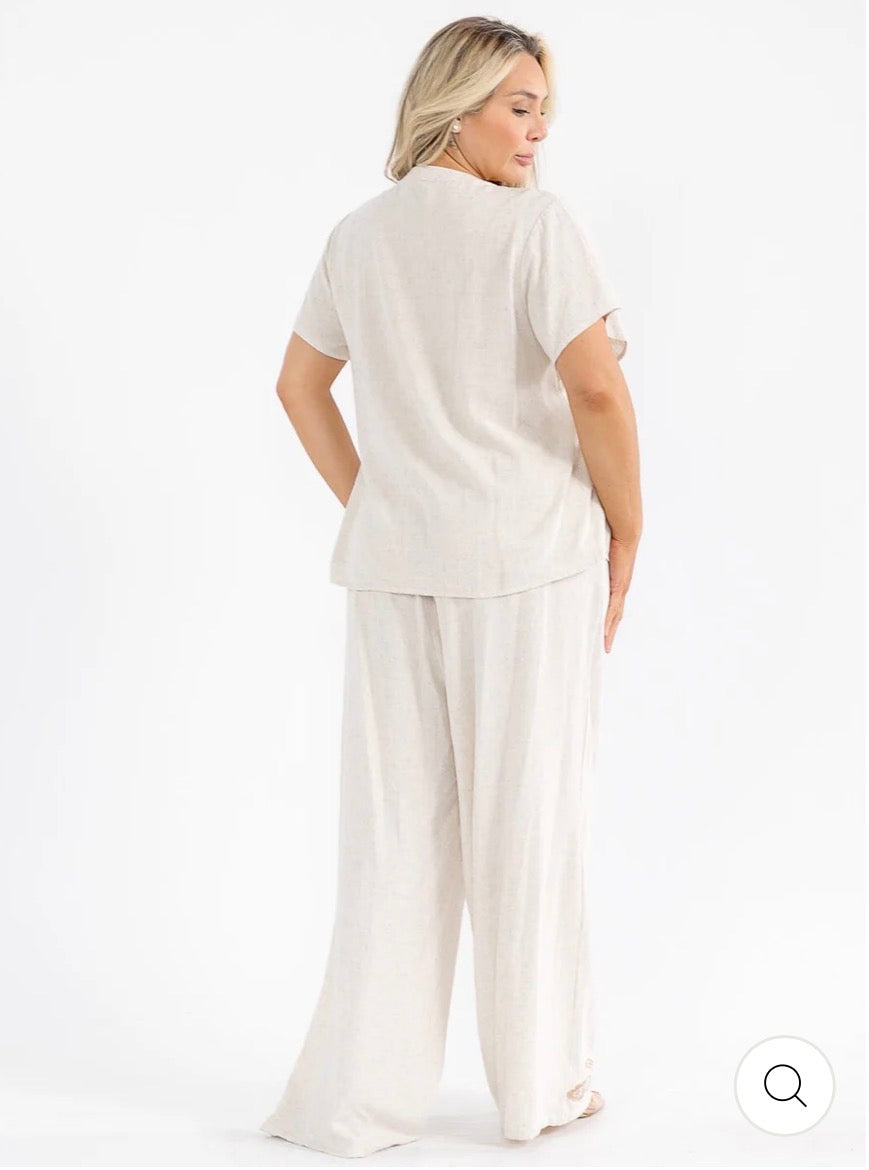 Conjunto beige plus size de 2 piezas de lino con bordado: blusa de manga corta y pantalón con cintura elástica.