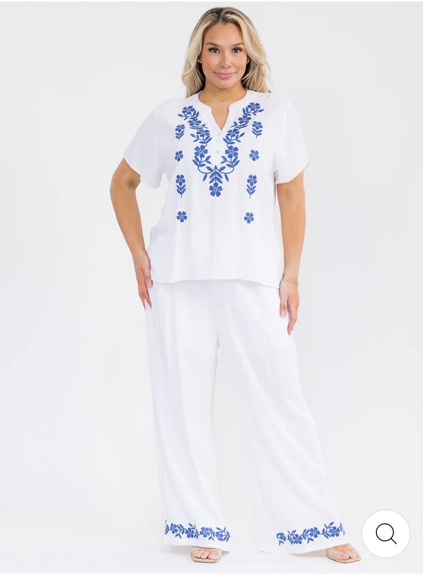 Conjunto blanco plus size de 2 piezas de lino con bordado: blusa de manga corta y pantalón con cintura elástica.