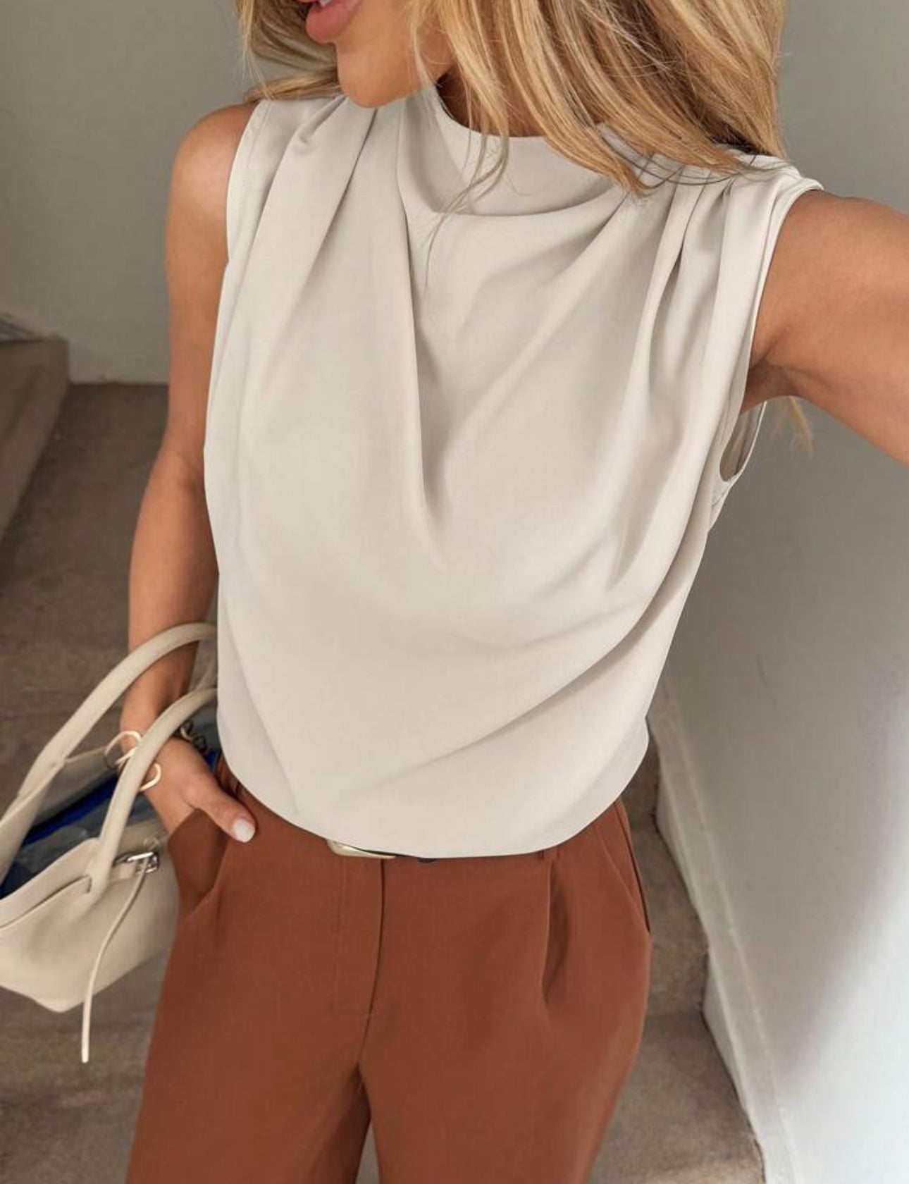 Camisa beige con fruncido