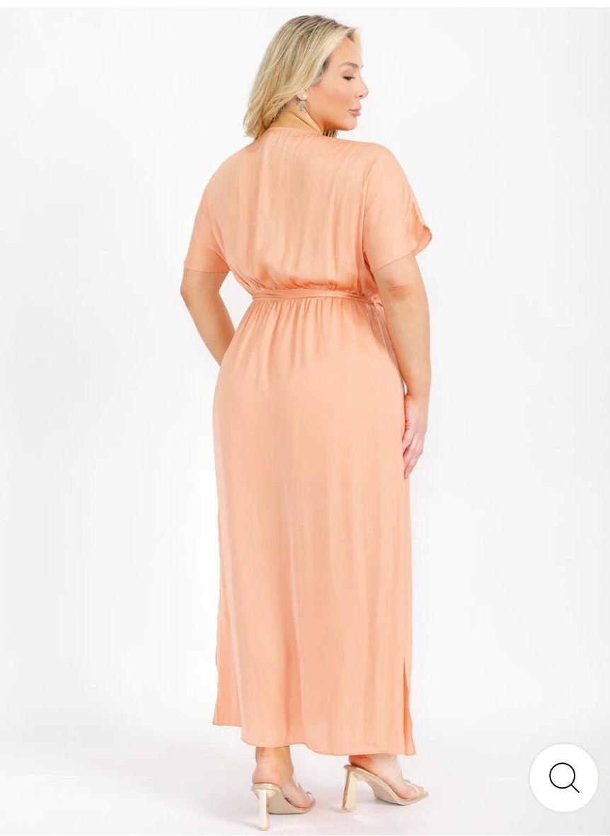 Vestido salmón maxi plus size de manga corta con escote en V, lazo ajustable y abertura lateral.