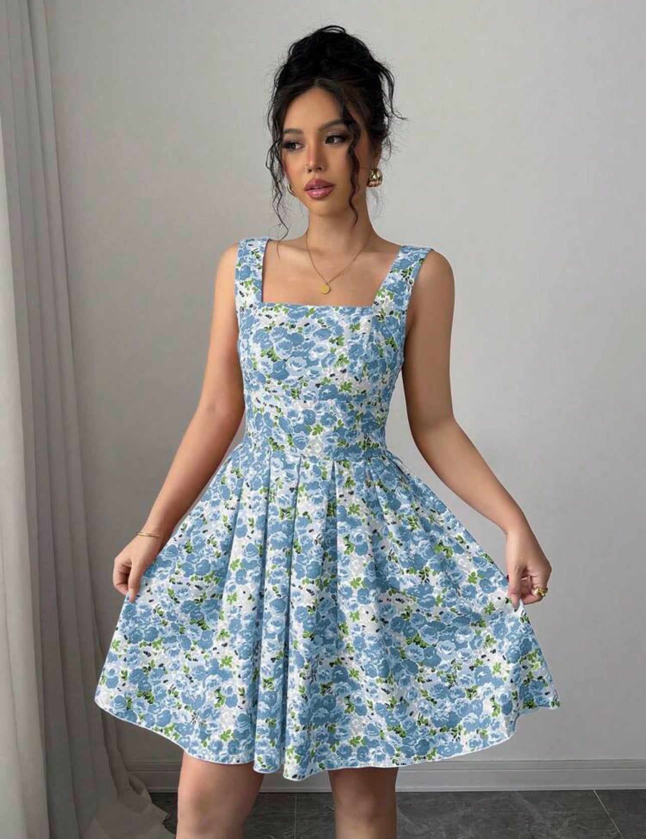 Vestido azul corto con estampado floral