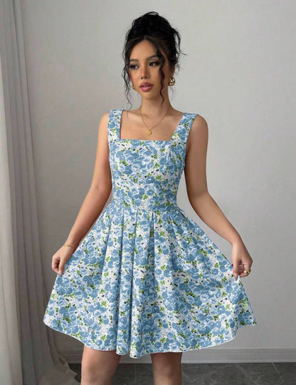 Vestido azul corto con estampado floral