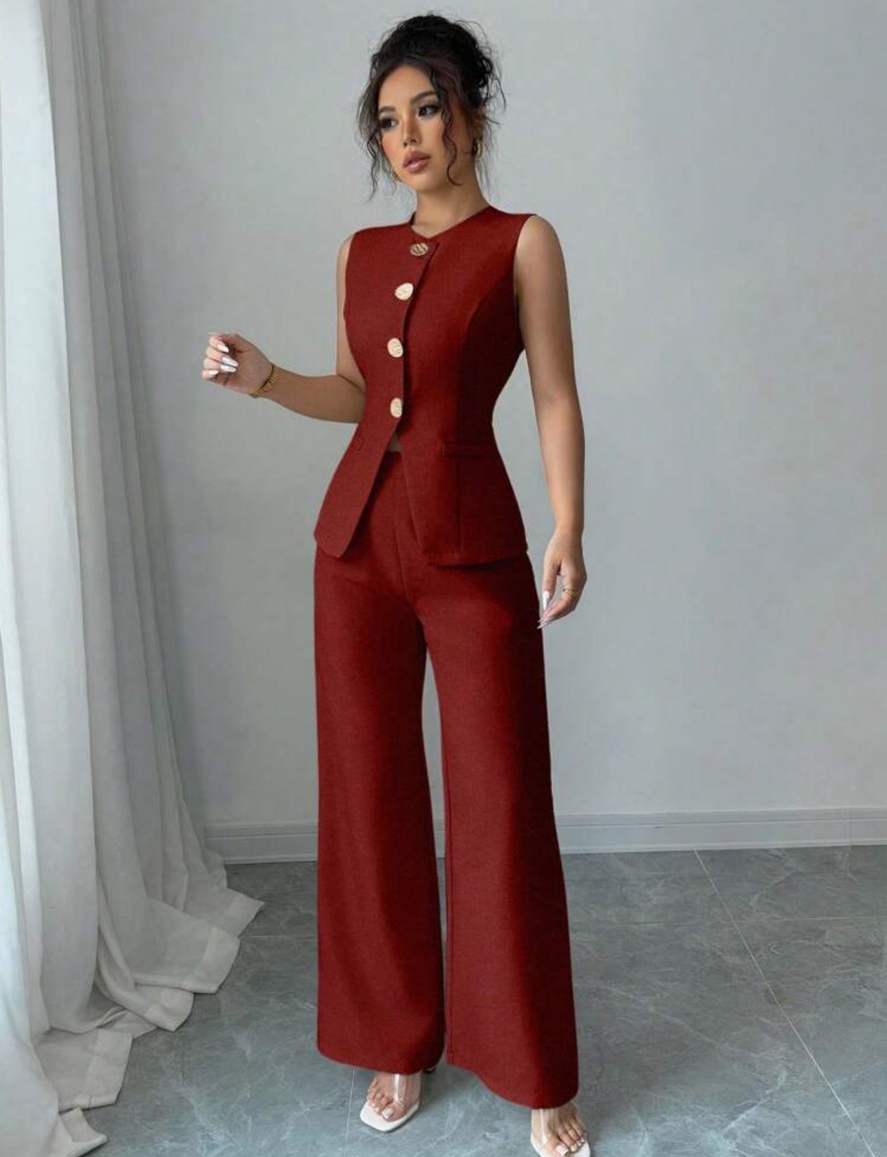 Conjunto rojo: pantalón y blusa con botones dorados