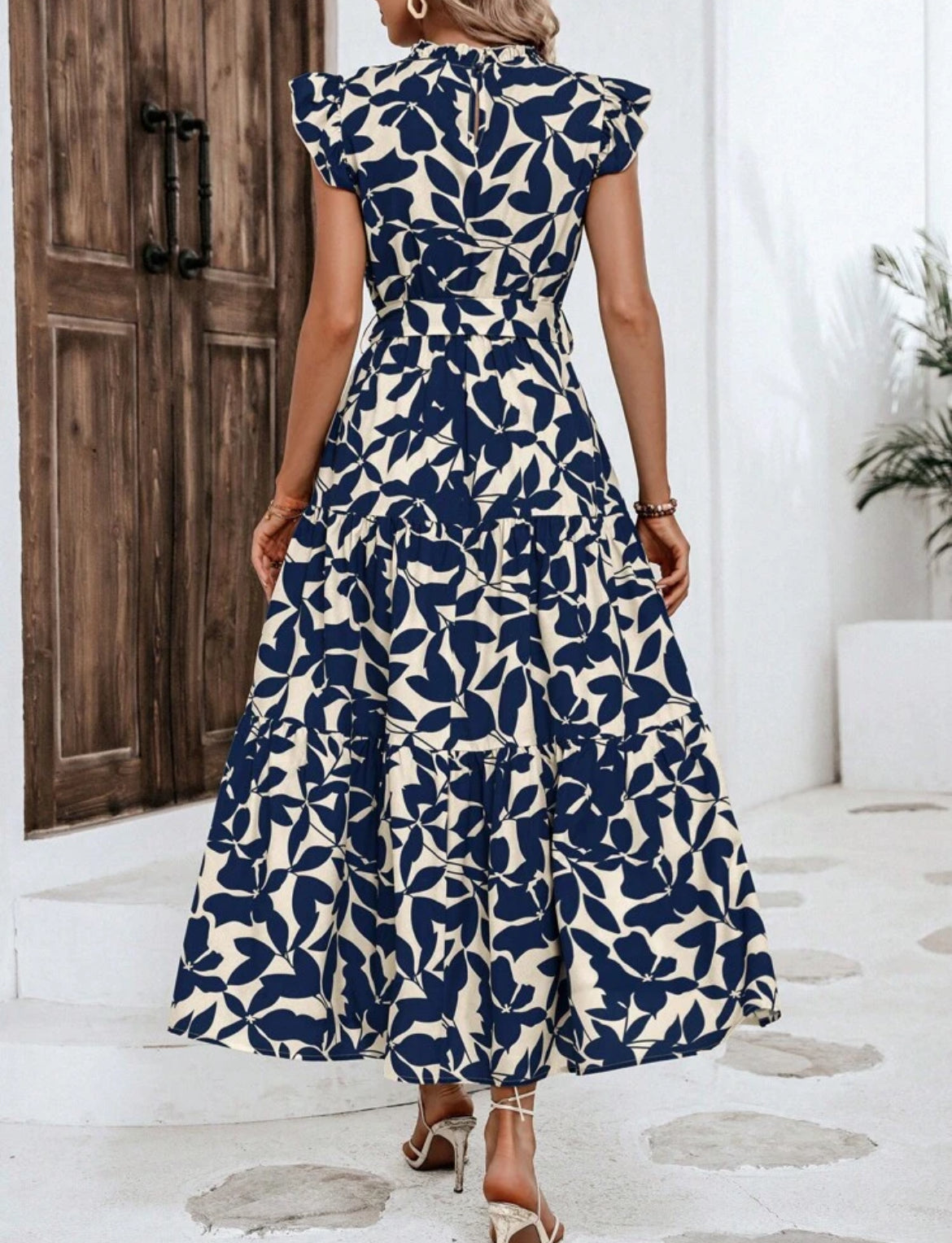 Vestido maxi beige con estampado floral azul