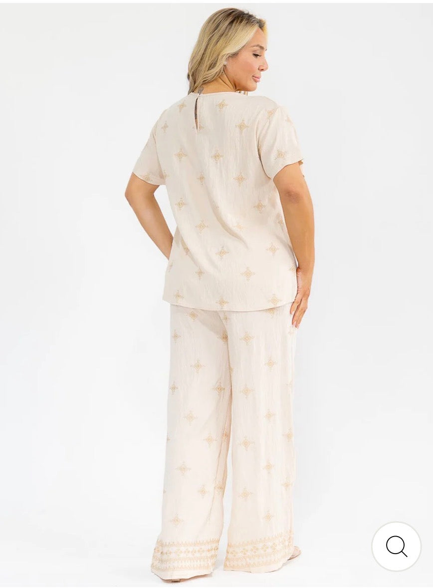 Conjunto beige plus size de 2 piezas con bordado: blusa de manga corta y pantalón con cintura elástica.