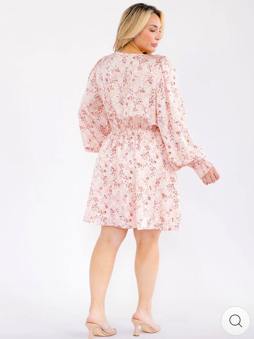 Vestido rosado floral plus size de manga larga con escote en V y cintura elástica.