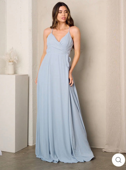 Vestido azul claro de tirantes elegante