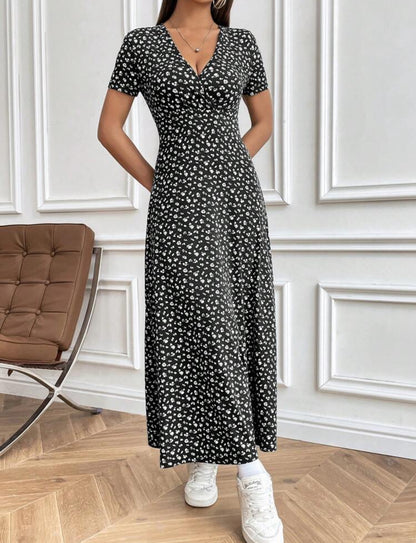 Vestido negro cuello V manga corta estampado floral