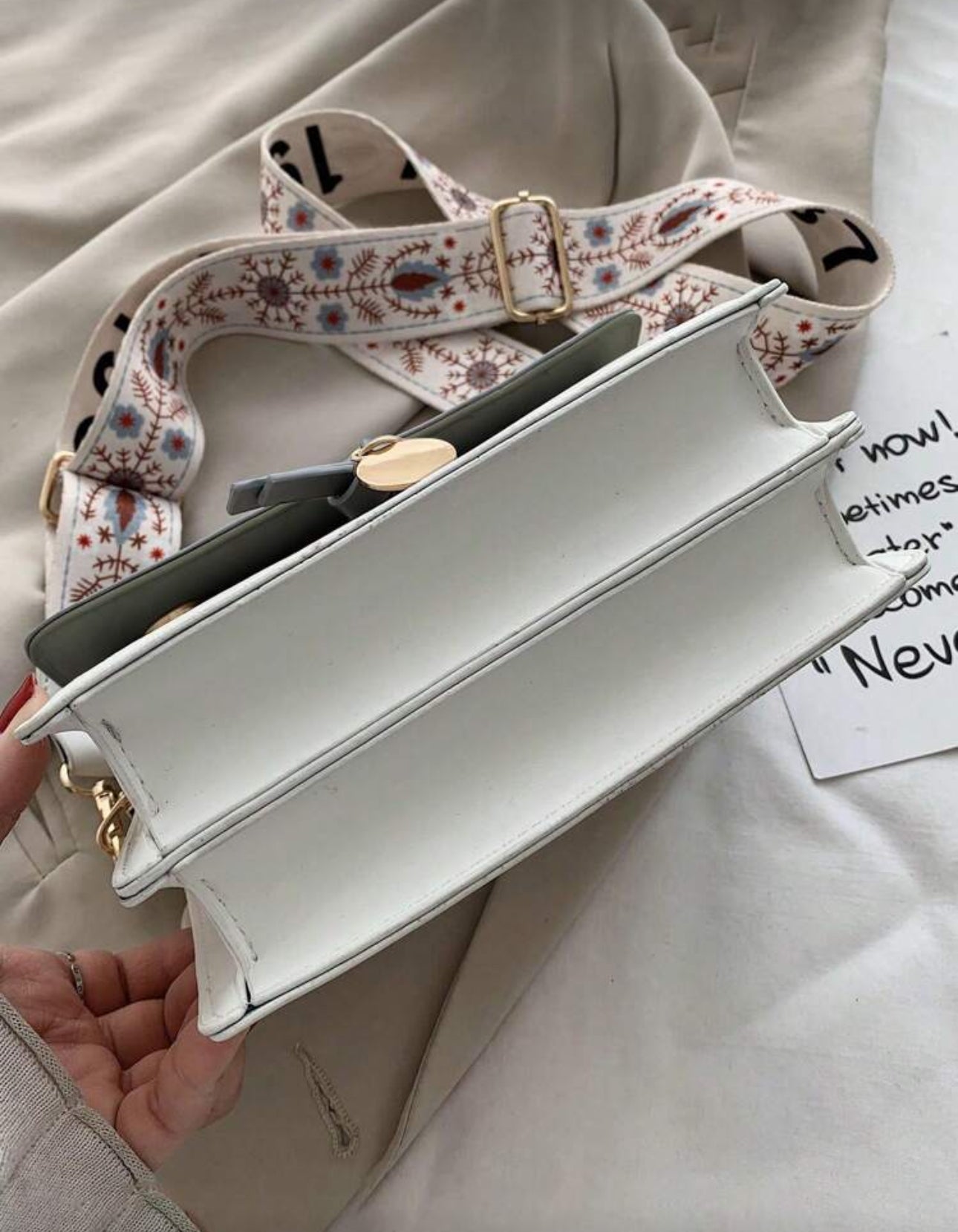 Cartera verde olivo, blanca y café clara