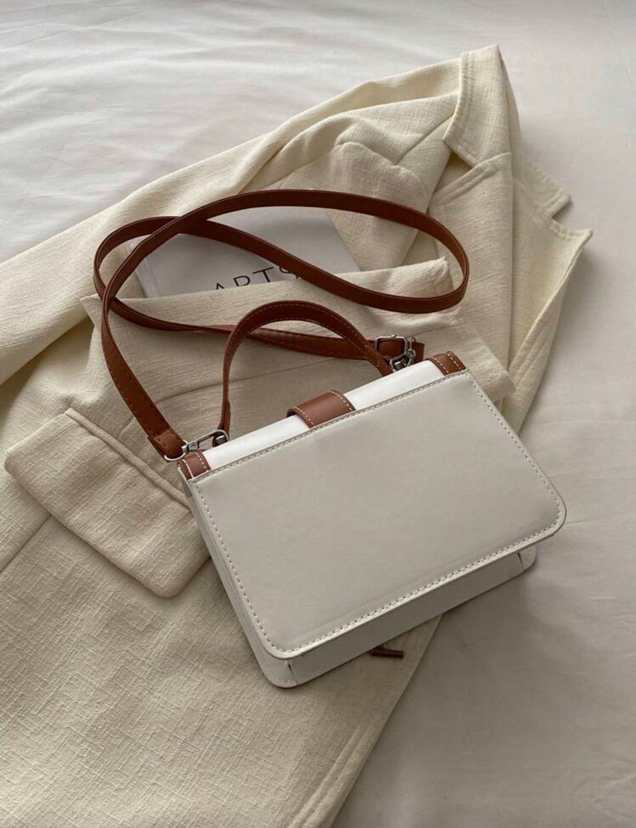 Cartera cuadrada beige con café oscuro