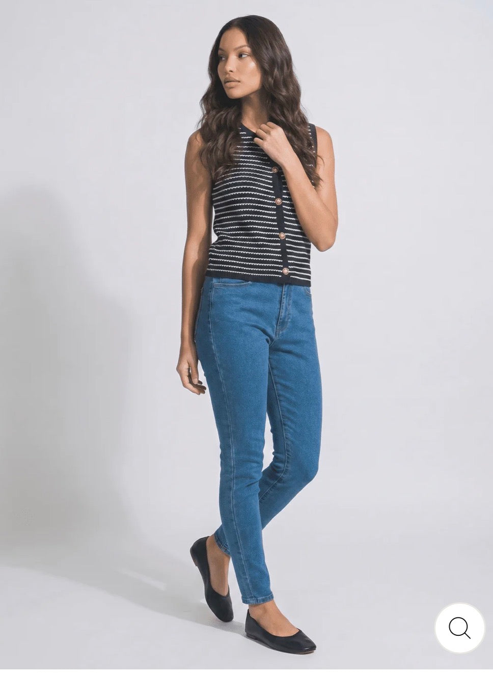 Blusa tejida sin mangas con botones dorados  al frente y diseño color block.