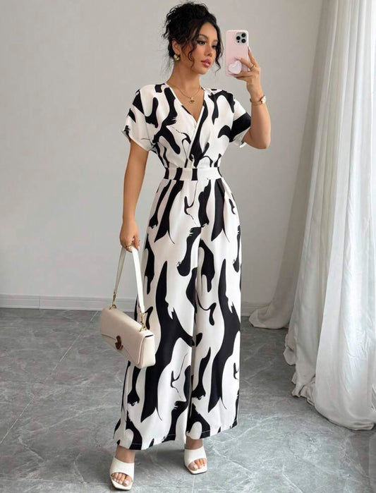 Jumpsuit beige con negro cuello V mangas raglán