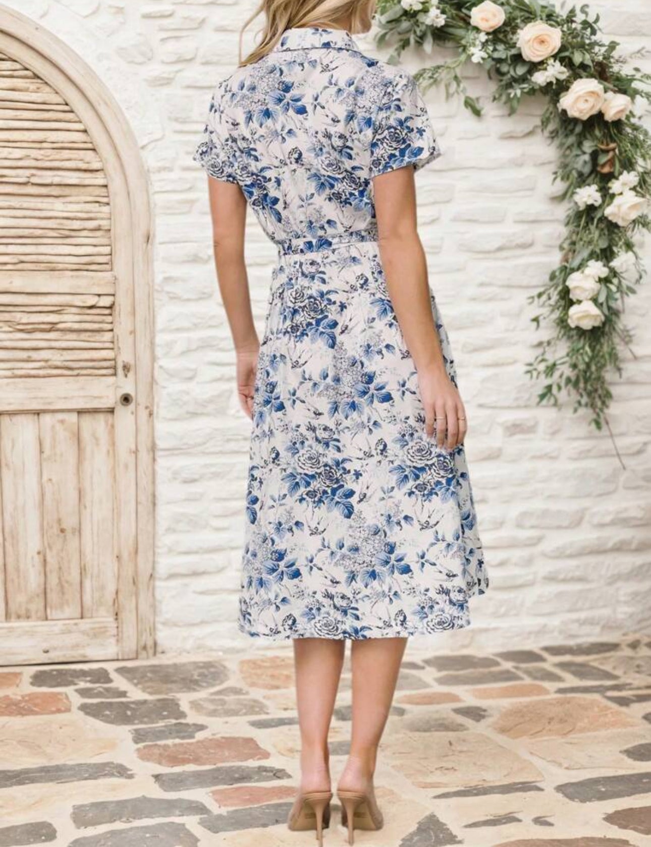 Vestido casual blanco estampado floral azul claro