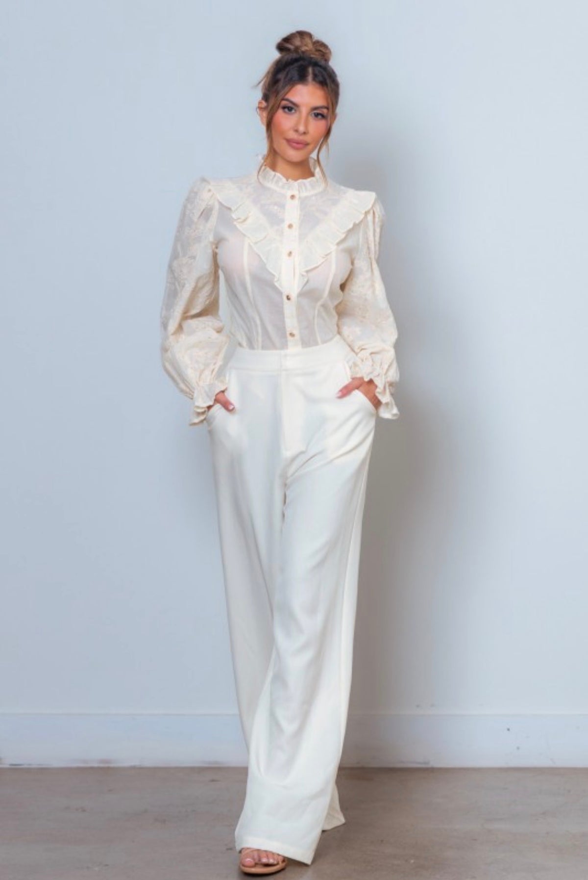 Conjunto beige: blusa formal y pantalón