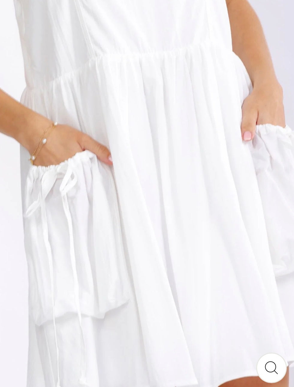 Vestido blanco corto con bolsillos