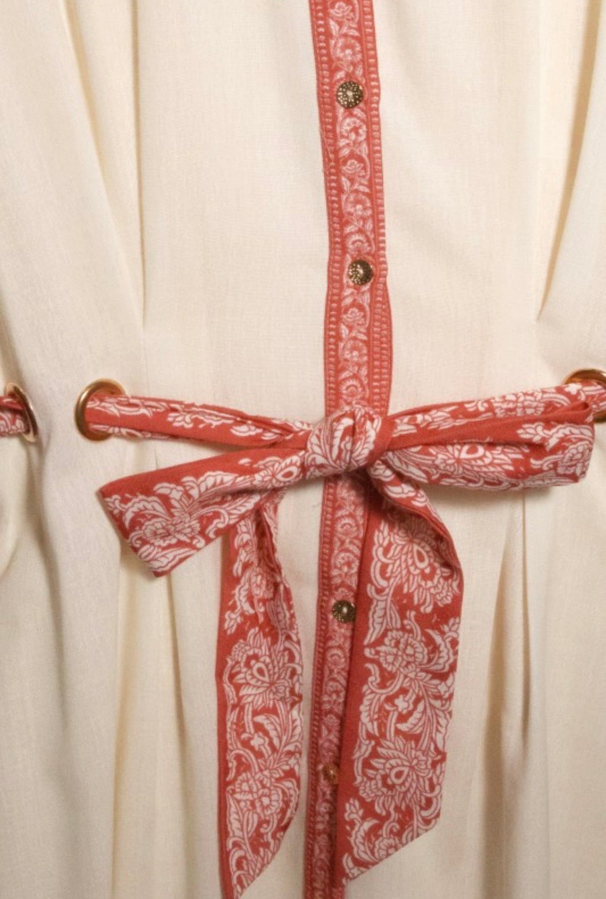 Vestido beige con cinturón rojo