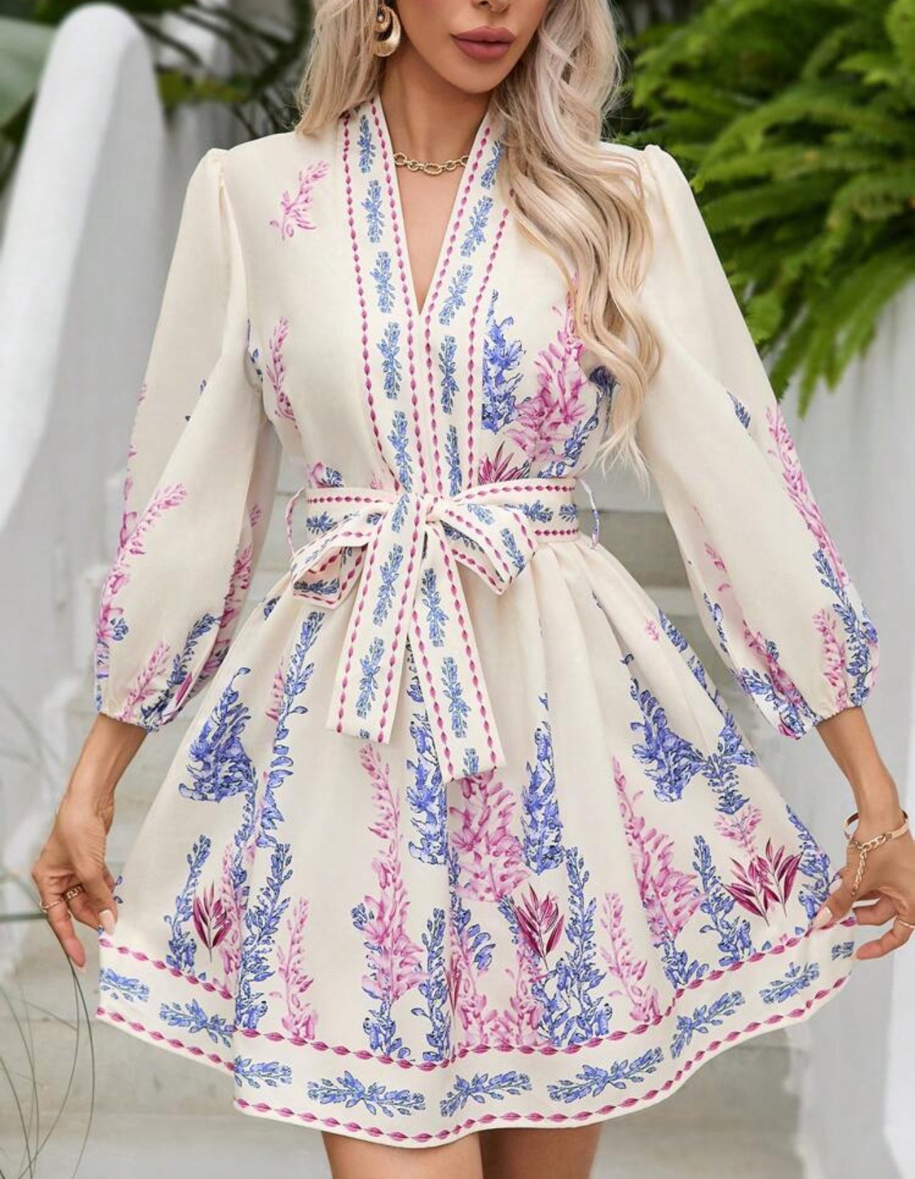 Vestido de verano elegante beige con azul y rosado