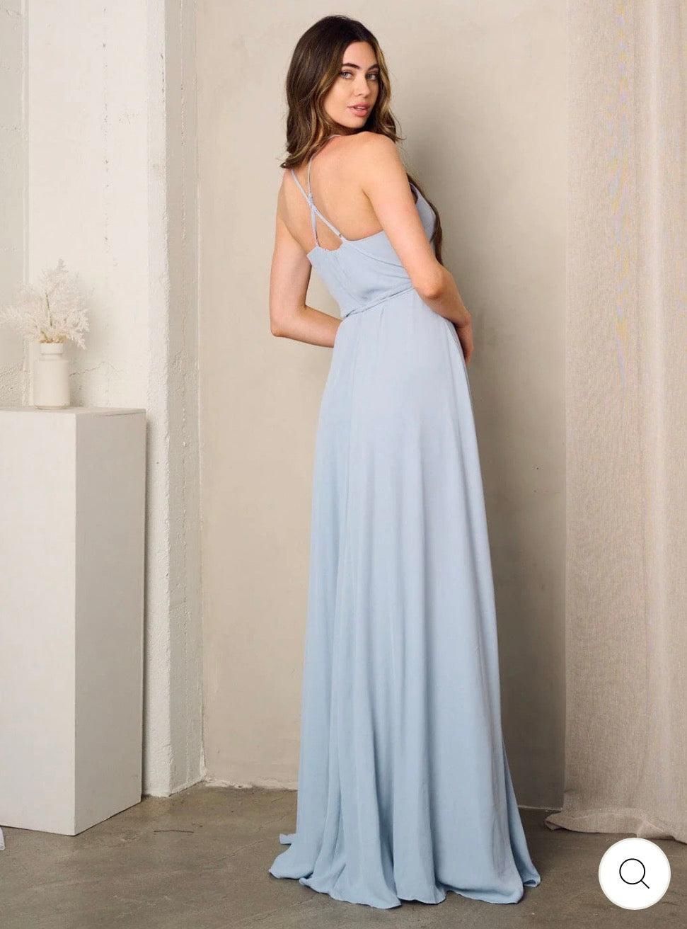 Vestido azul claro de tirantes elegante