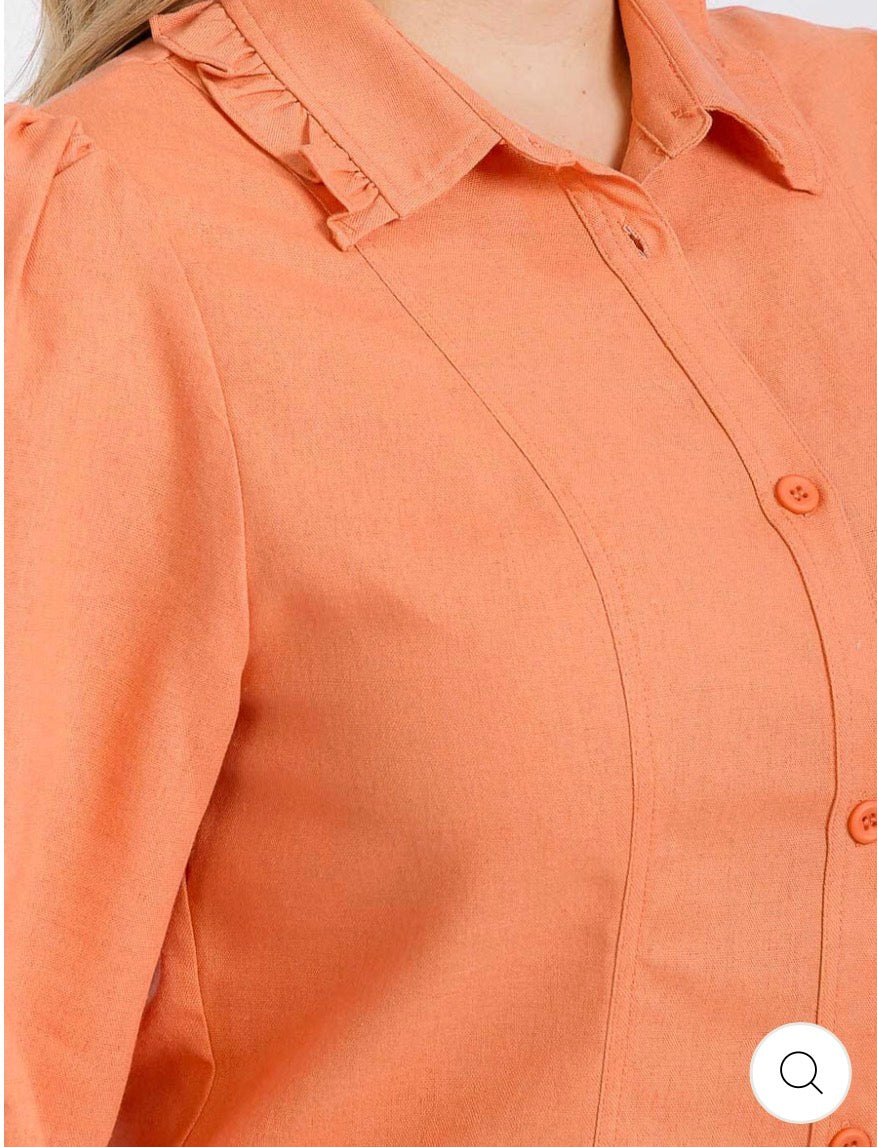 Vestido mini plus size de manga larga con botones al frente y bolsillos.