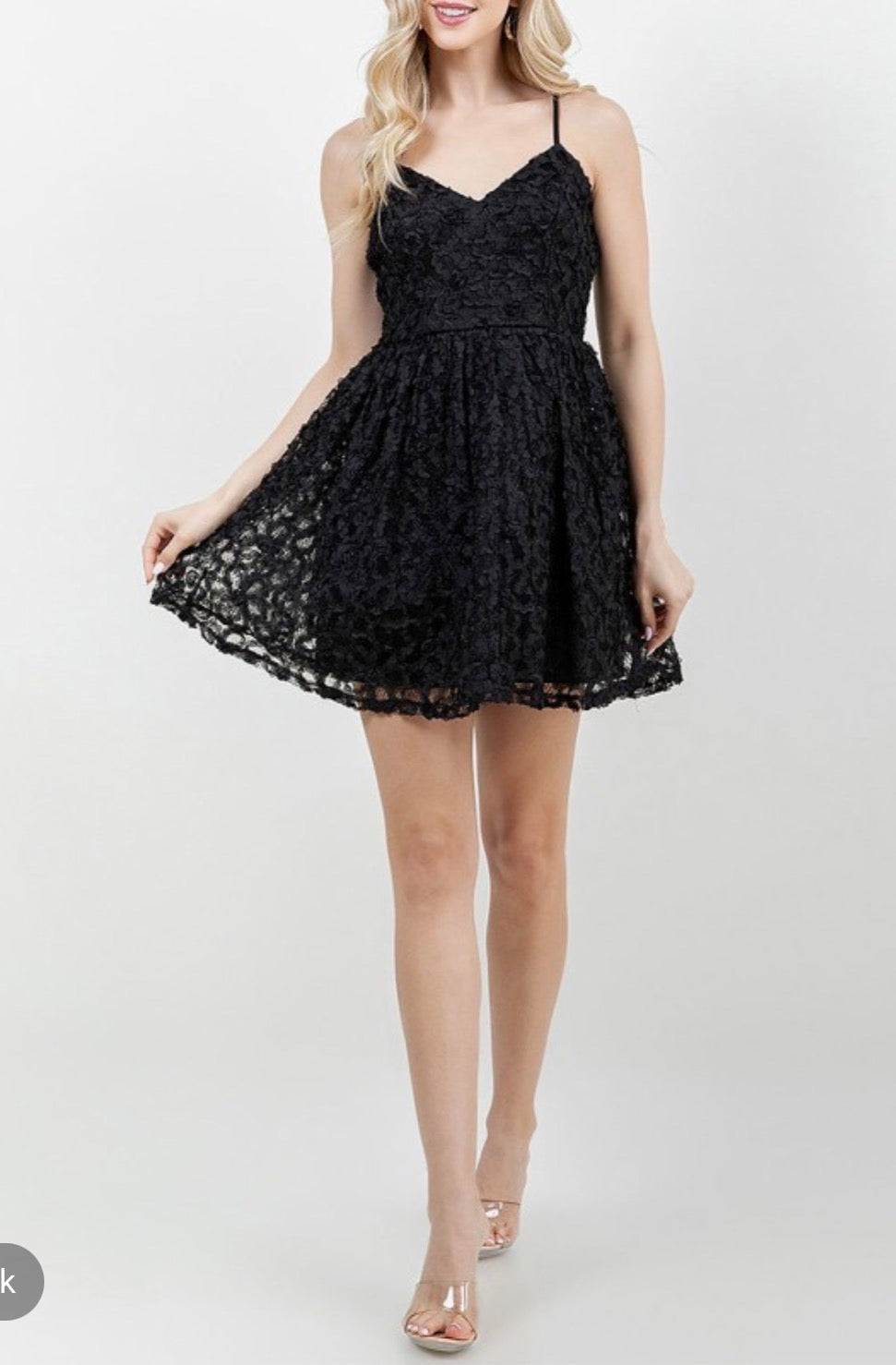 Vestido negro corto de tirantes