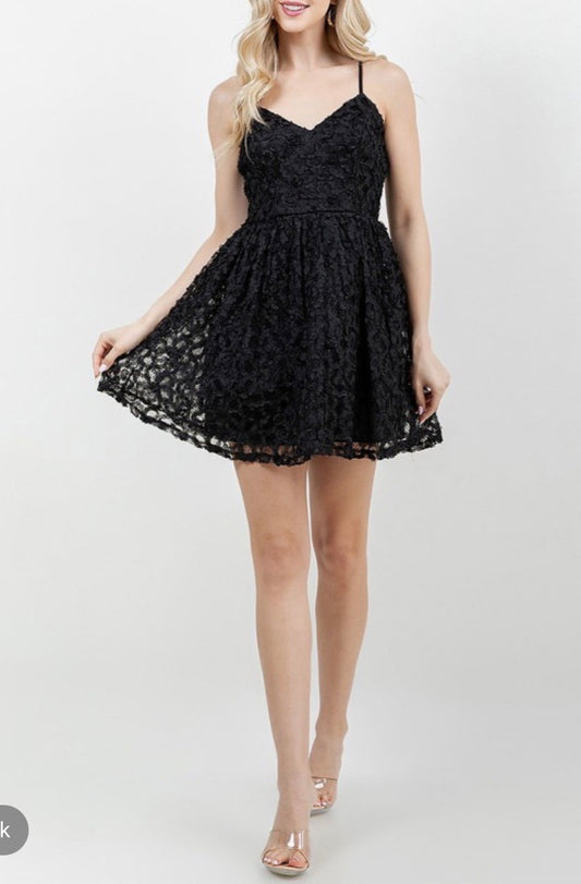 Vestido negro corto de tirantes