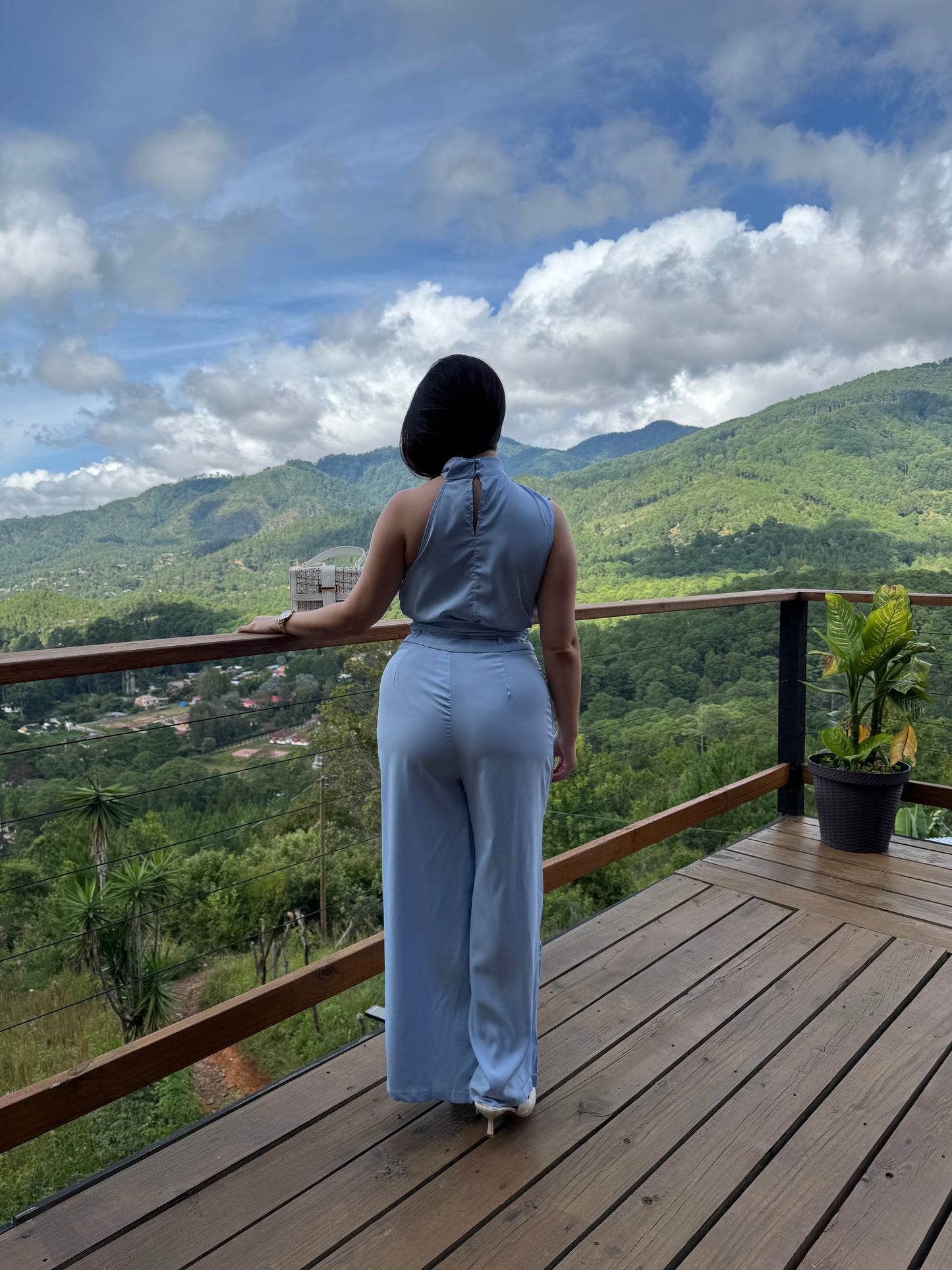 Conjunto azul claro de dos piezas de cuello alto y pantalón