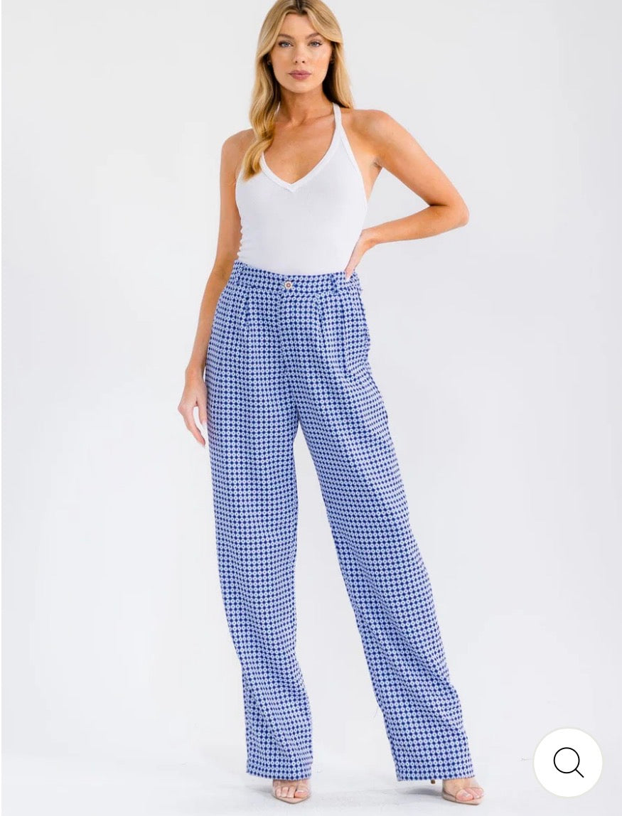 Pantalón azul para mujer con cierre de botones, bolsillos, diseño color block estampado y corte de pierna recta.