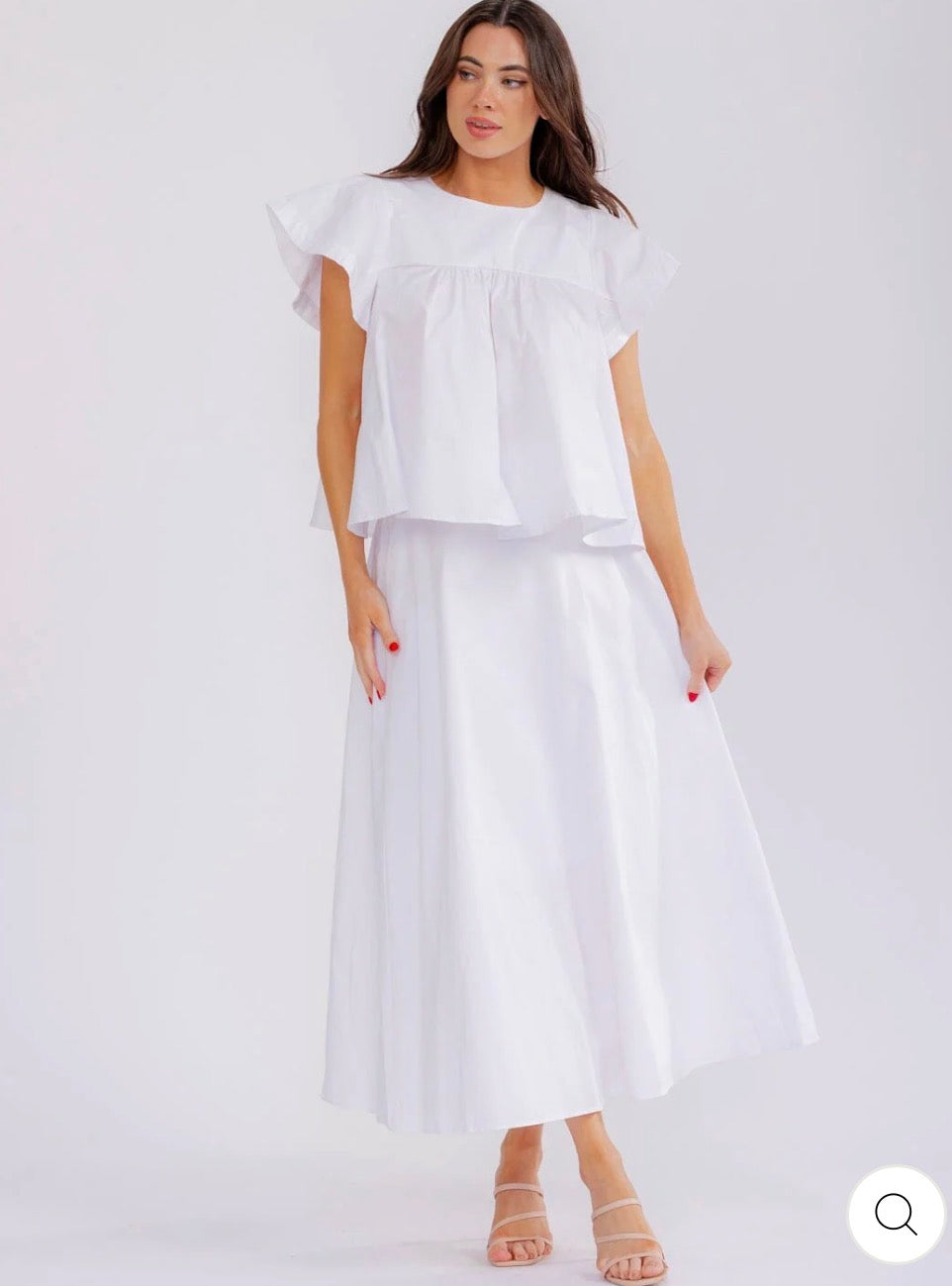 Conjunto blanco de blusa manga corta y falda maxi de cintura elástica.