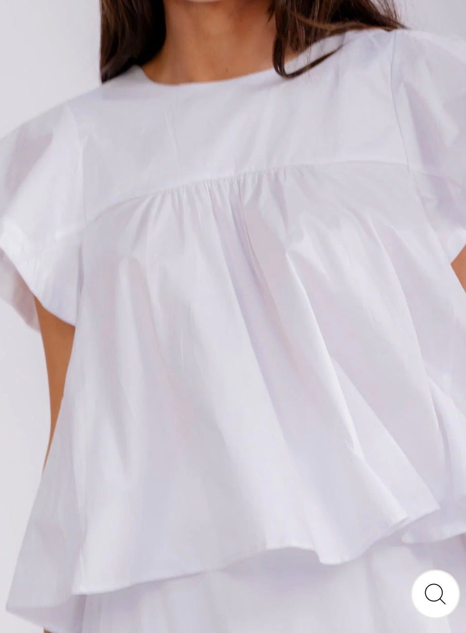 Conjunto blanco de blusa manga corta y falda maxi de cintura elástica.