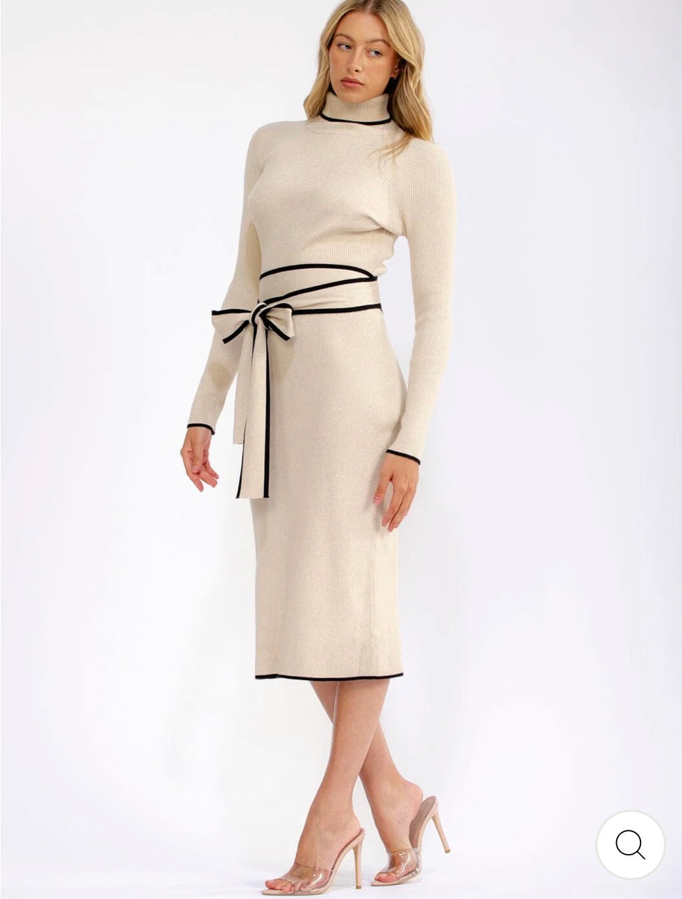 Vestido beige elegante cuello tortuga