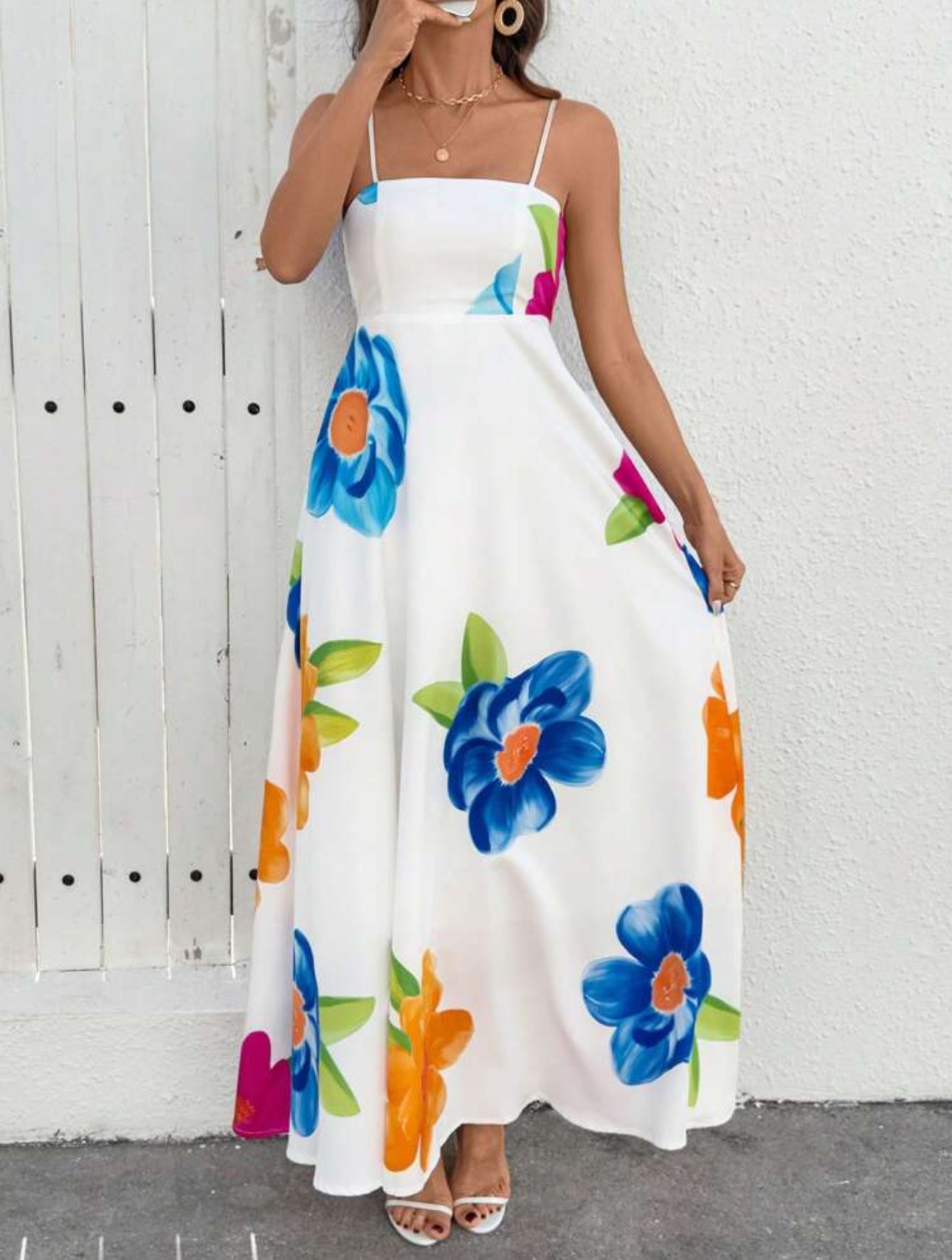 Vestido blanco con tirantes finos y con estampado floreado