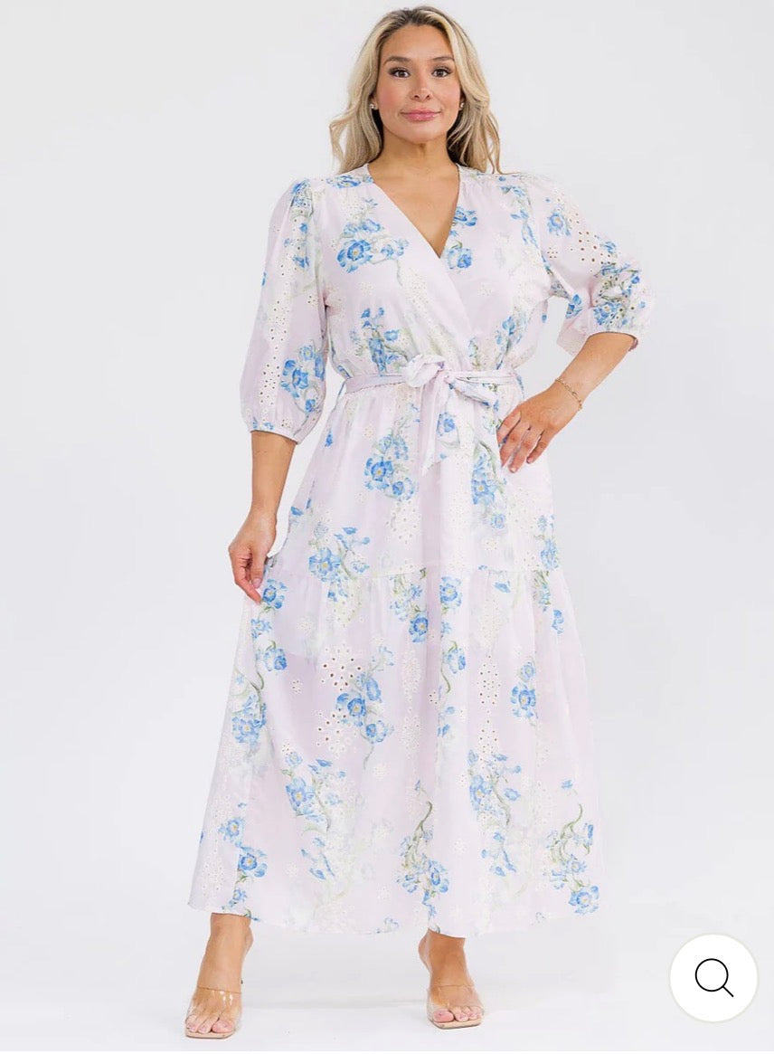 Vestido pink floral maxi plus size con mangas 3/4, escote cruzado, lazo ajustable y estampado floral con detalle eyelet.