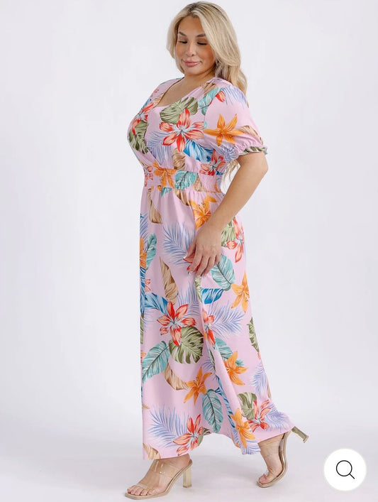 Vestido maxi floral plus size de manga corta con escote cruzado (surplice) y cintura fruncida tipo smock.