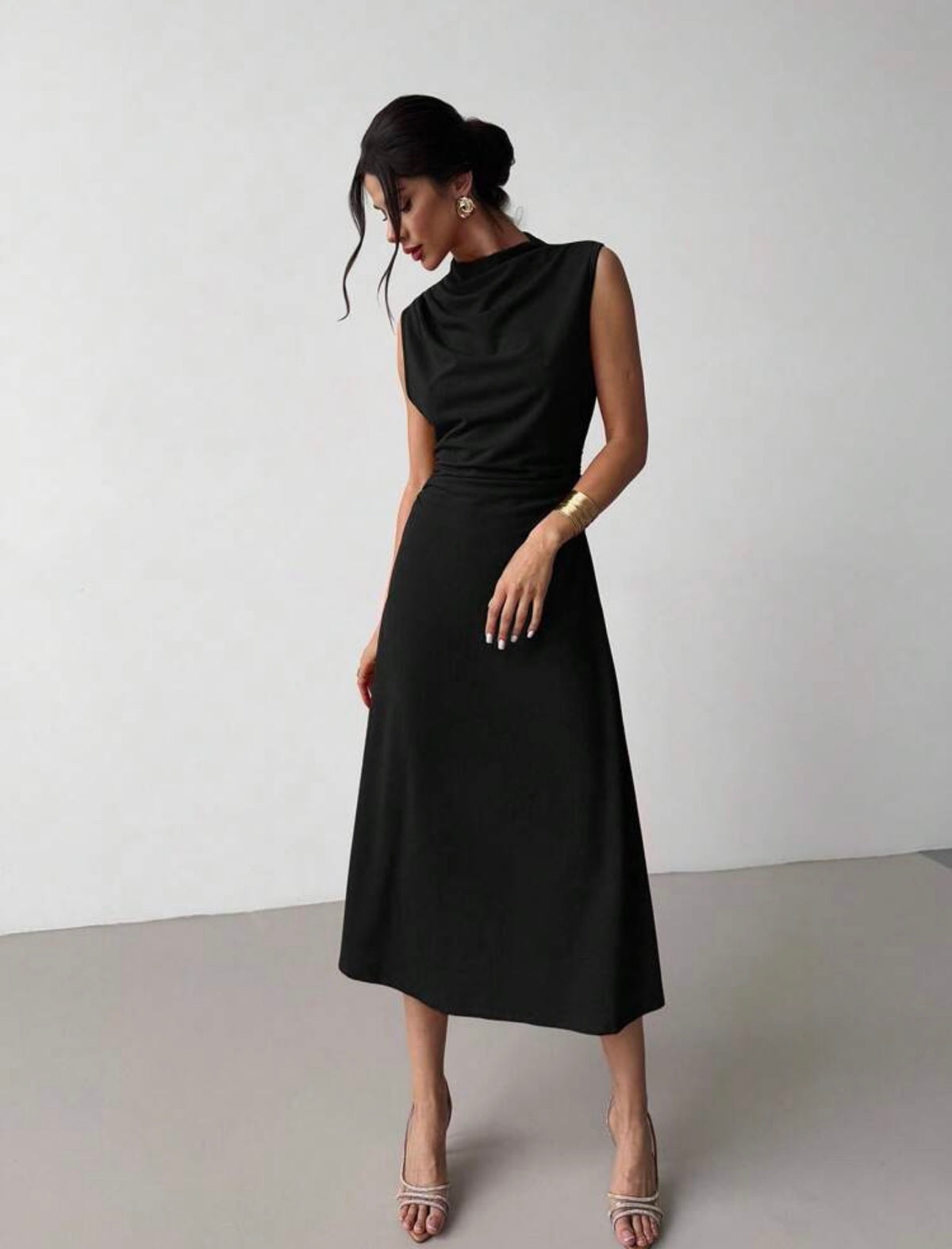 Vestido negro plisado largo