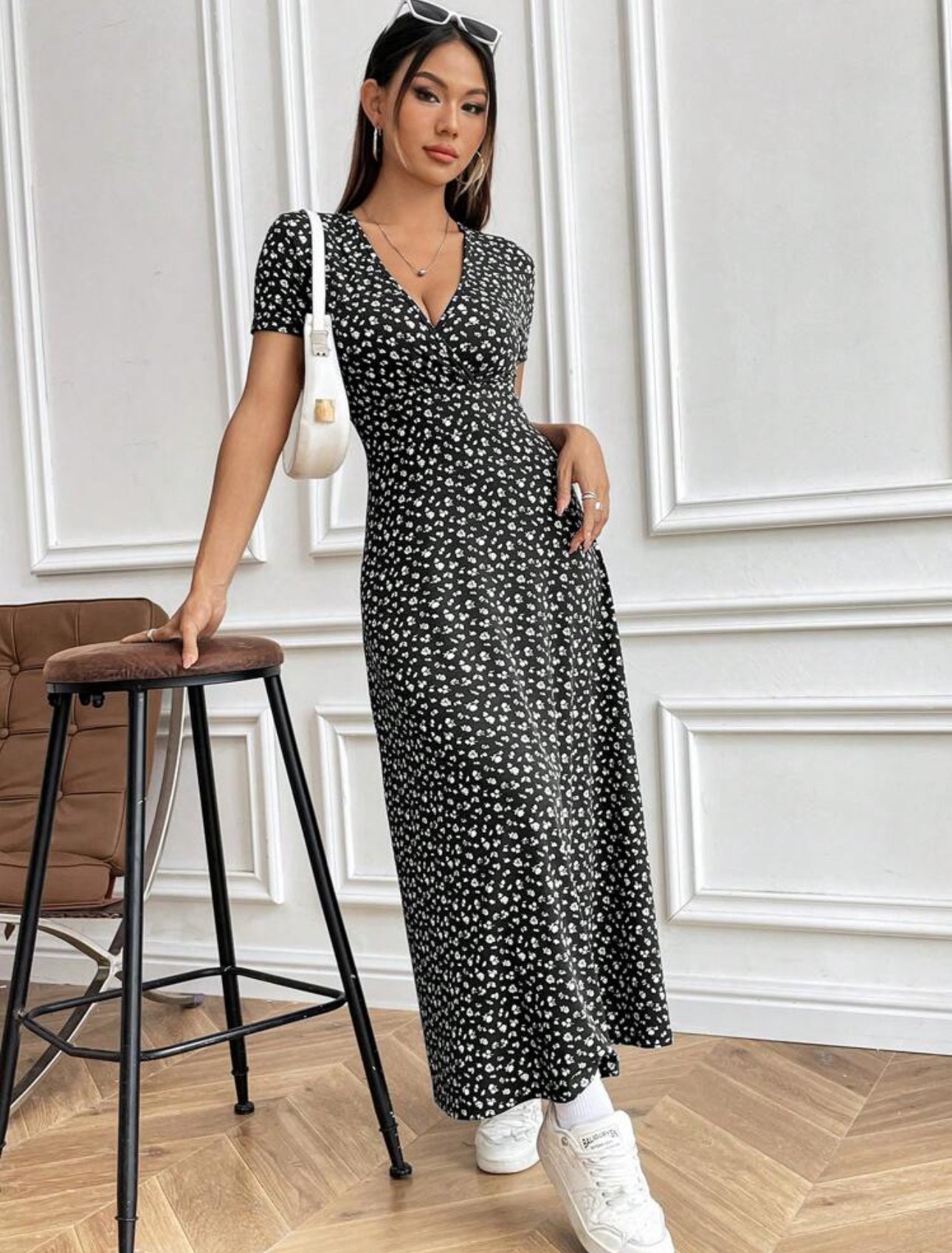 Vestido negro cuello V manga corta estampado floral