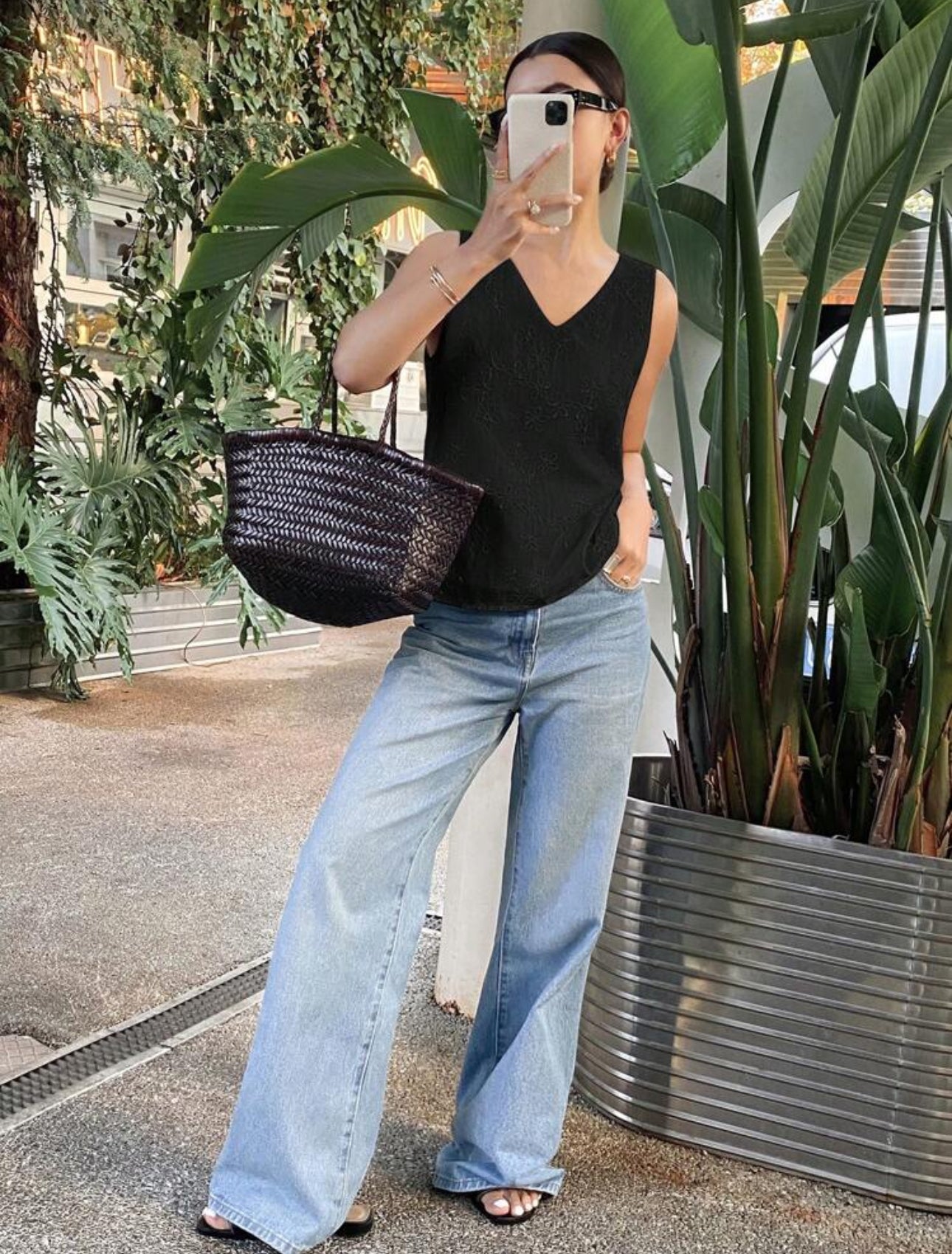 Camisa negras sin mangas con lazo blanco