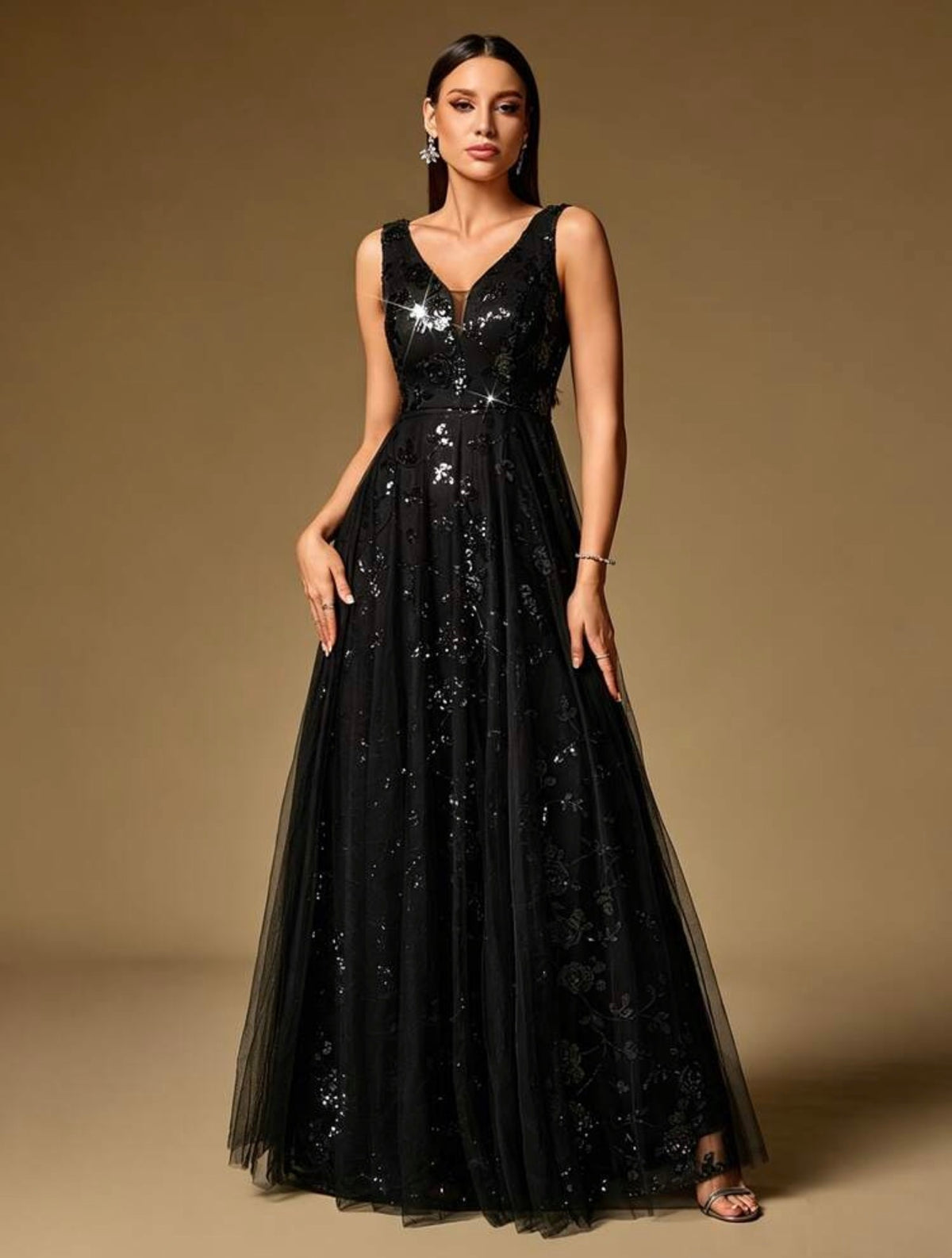 Vestido negro elegante de fiesta