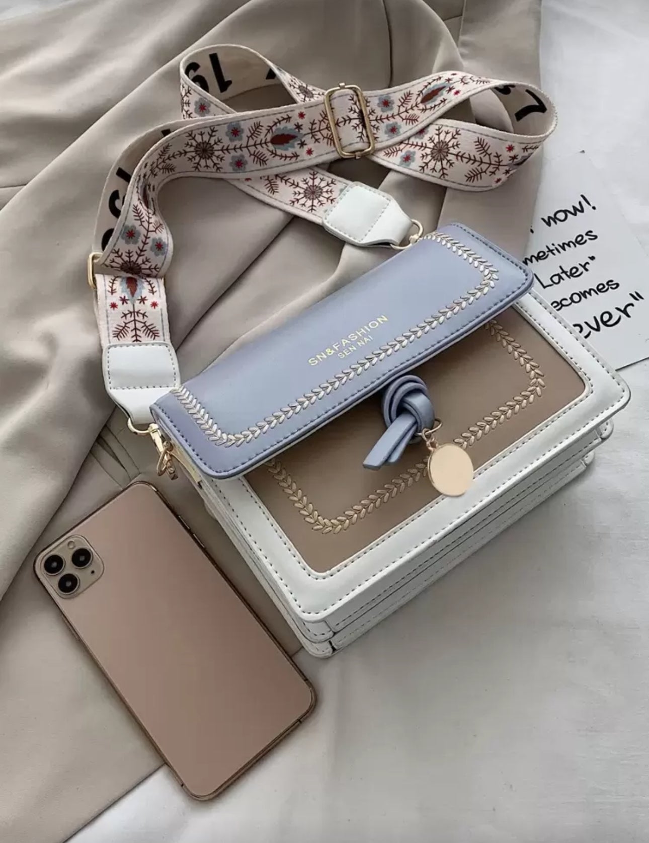 Cartera azul, blanca y café