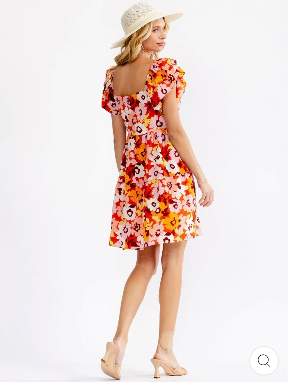 Vestido anaranjado corto floral cuello V mangas tipo vuelos