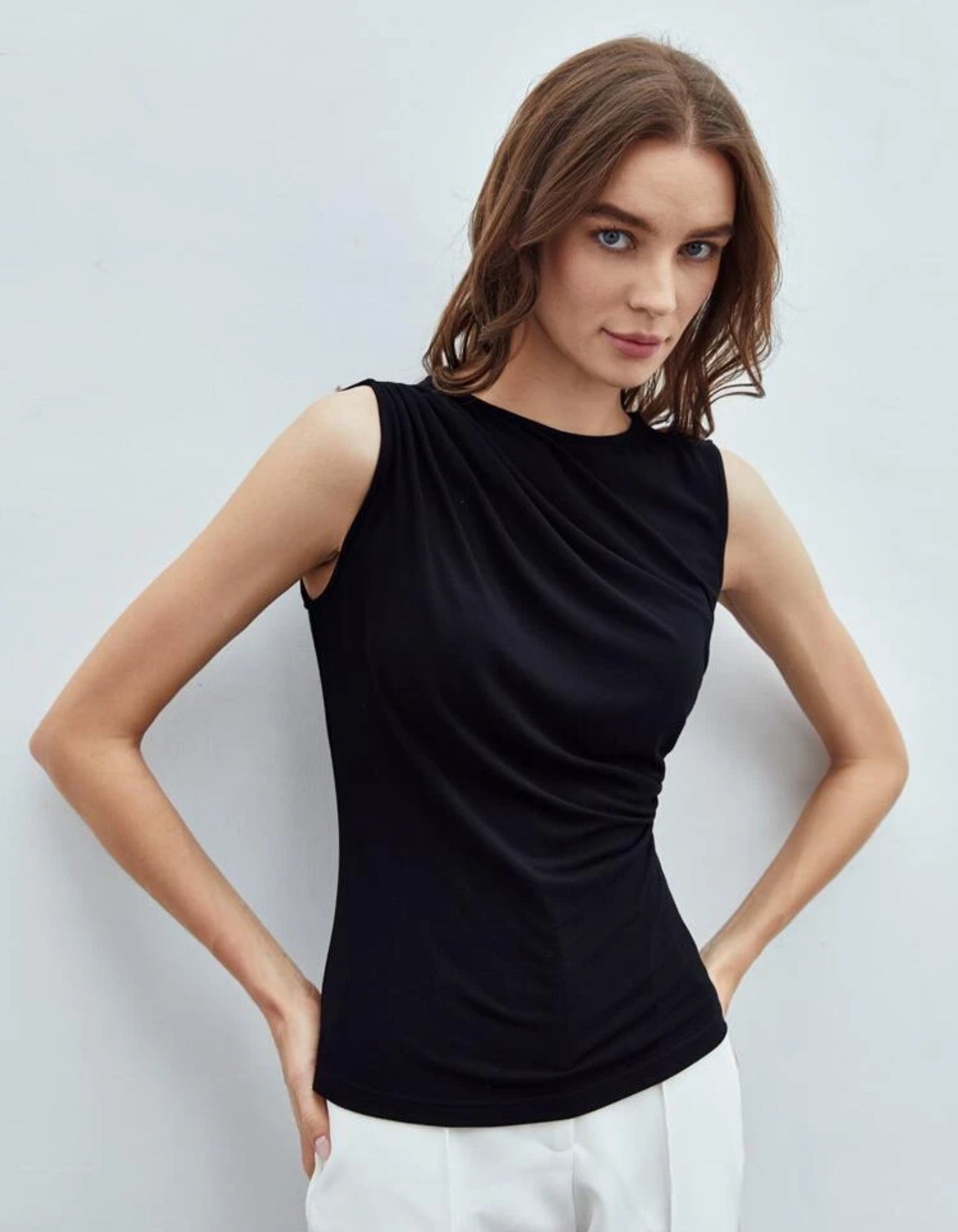 Camisa negra con fruncido sin mangas