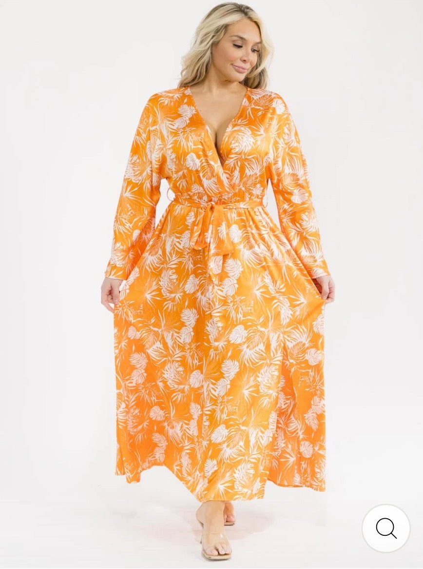 Vestido anaranjado maxi plus size de manga larga con escote cruzado, lazo ajustable, abertura lateral y estampado de hojas.